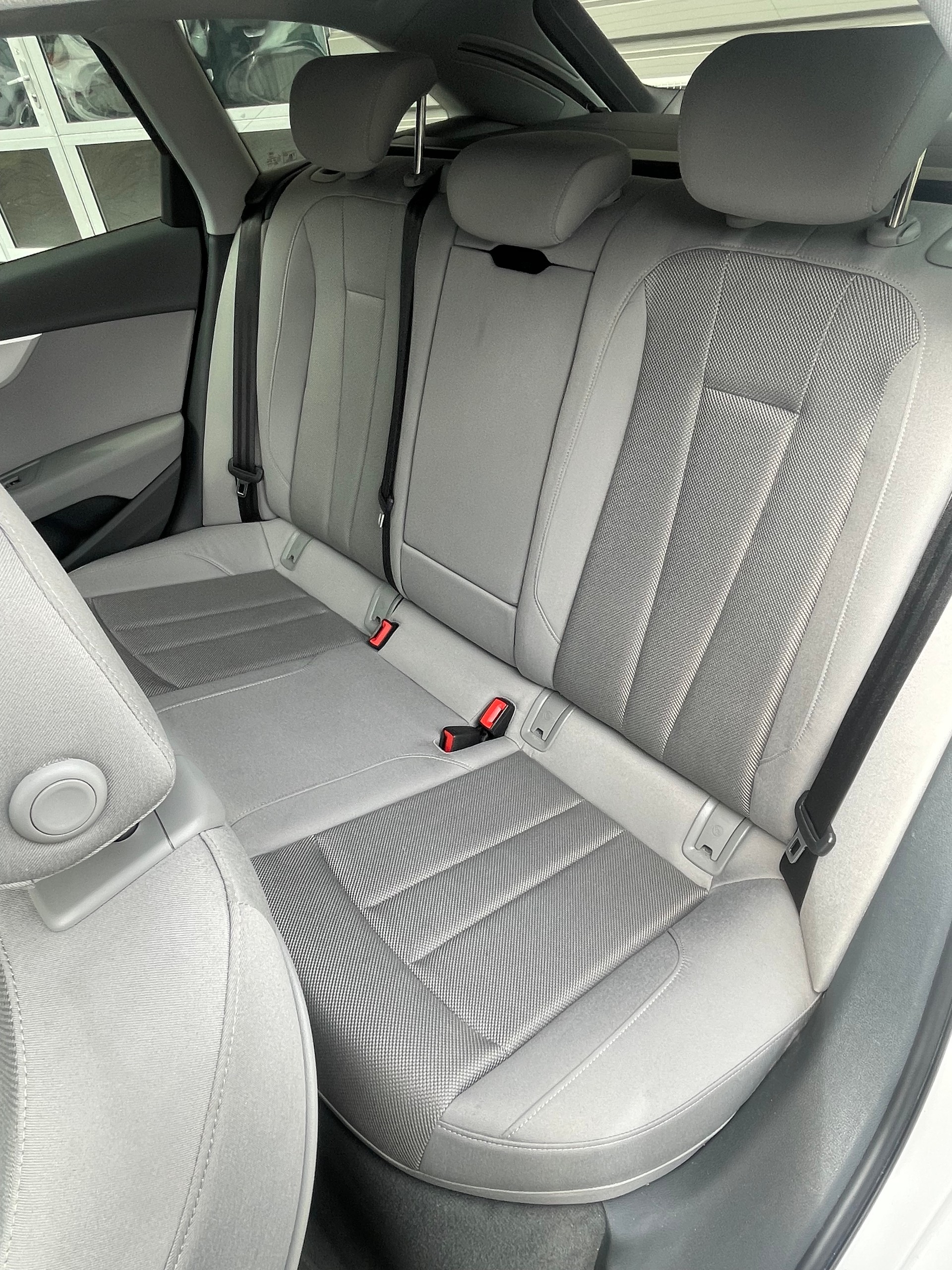 AUDI A4 Avant 40 TDI Design quattro S-tronic-image-8