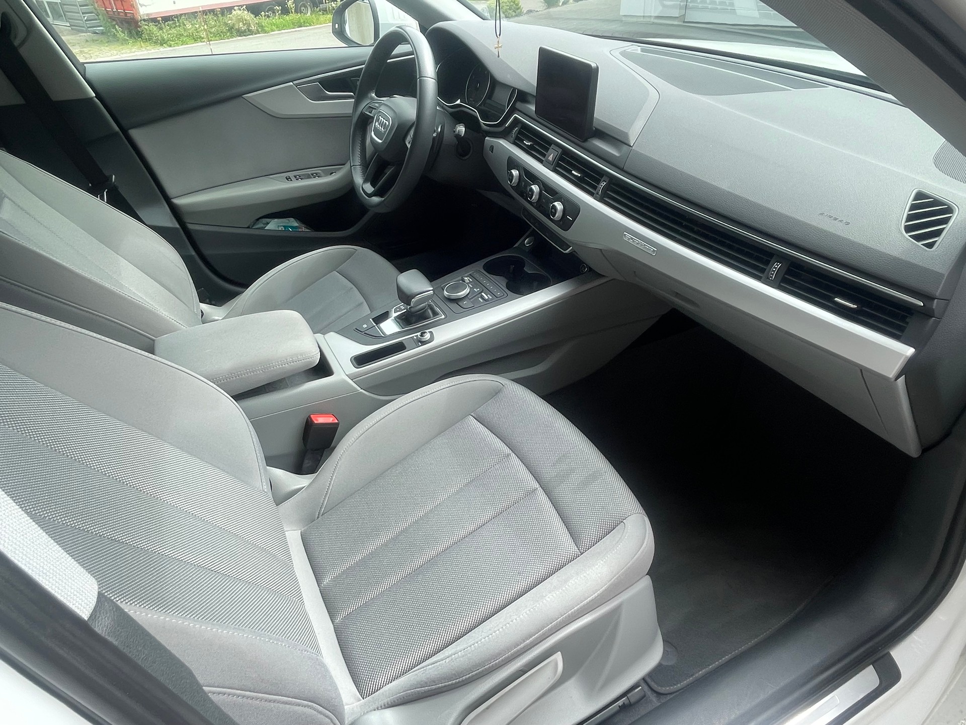 AUDI A4 Avant 40 TDI Design quattro S-tronic-image-7