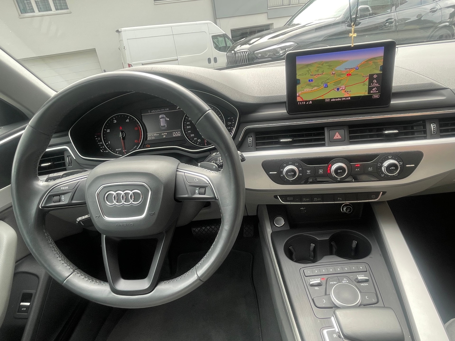 AUDI A4 Avant 40 TDI Design quattro S-tronic-image-11
