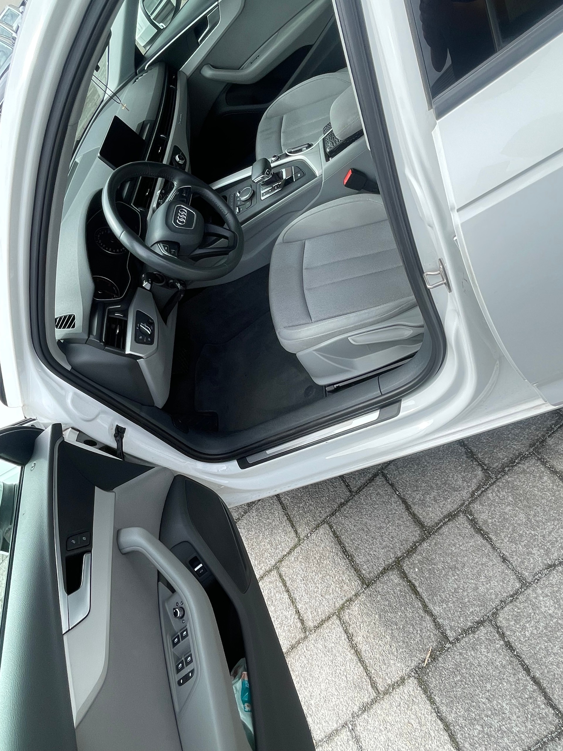 AUDI A4 Avant 40 TDI Design quattro S-tronic-image-6