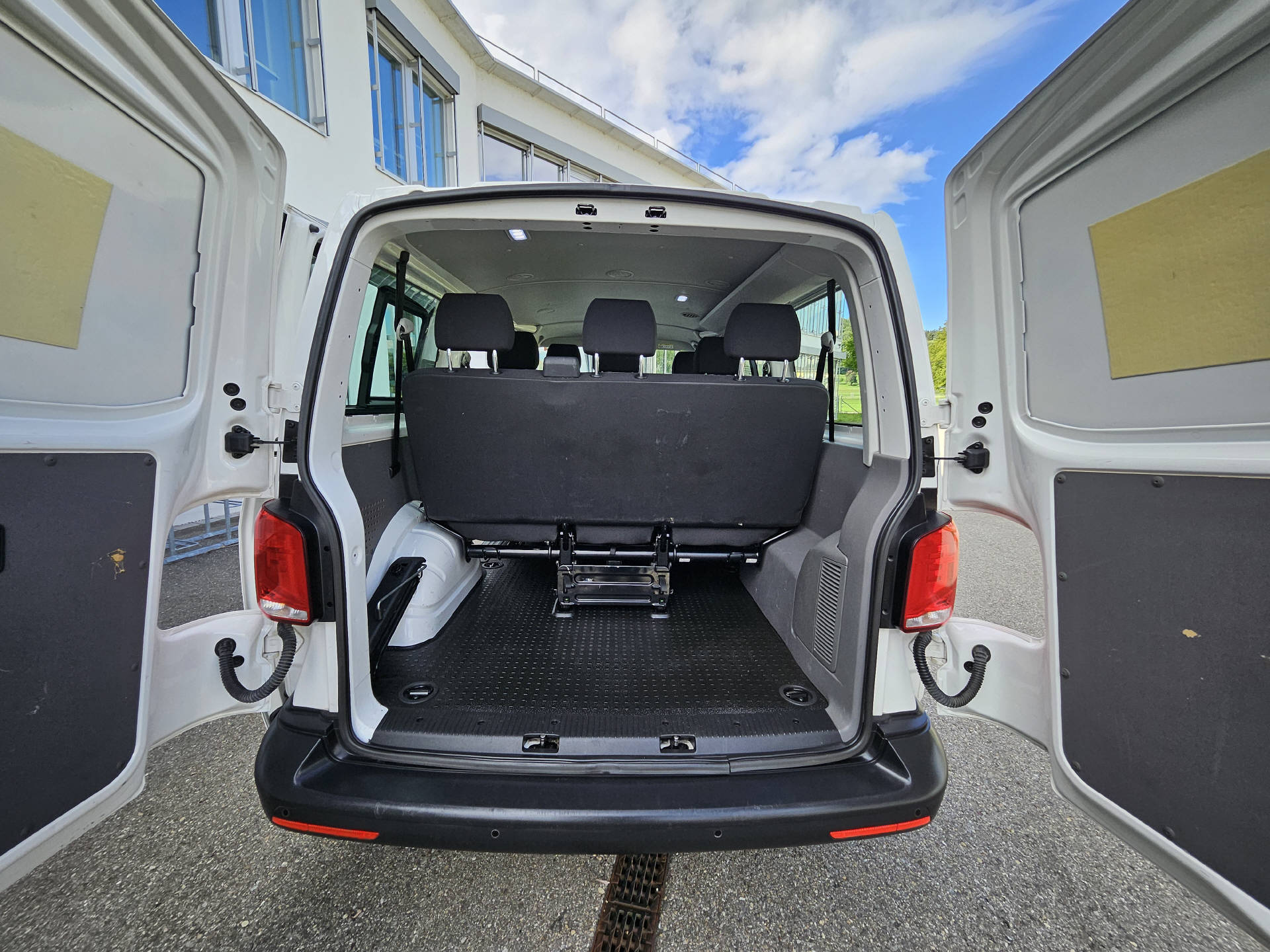 VW T6.1 Kombi 3000 2.0 TDI 150 DSG * Klima * Tempomat * Schiebetüre rechts + links * 9- Plätzer *-image-12