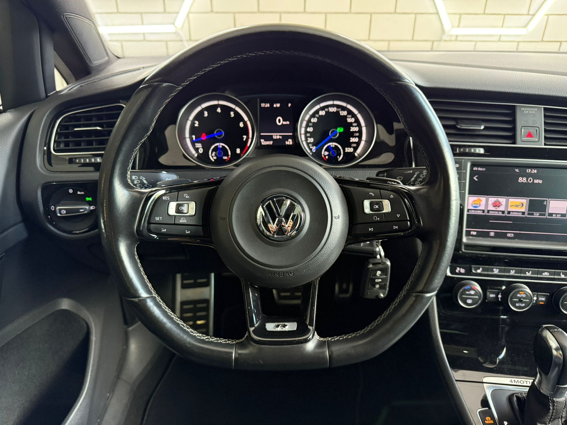 VW Golf 2.0 TSI R 4Motion DSG-image-7