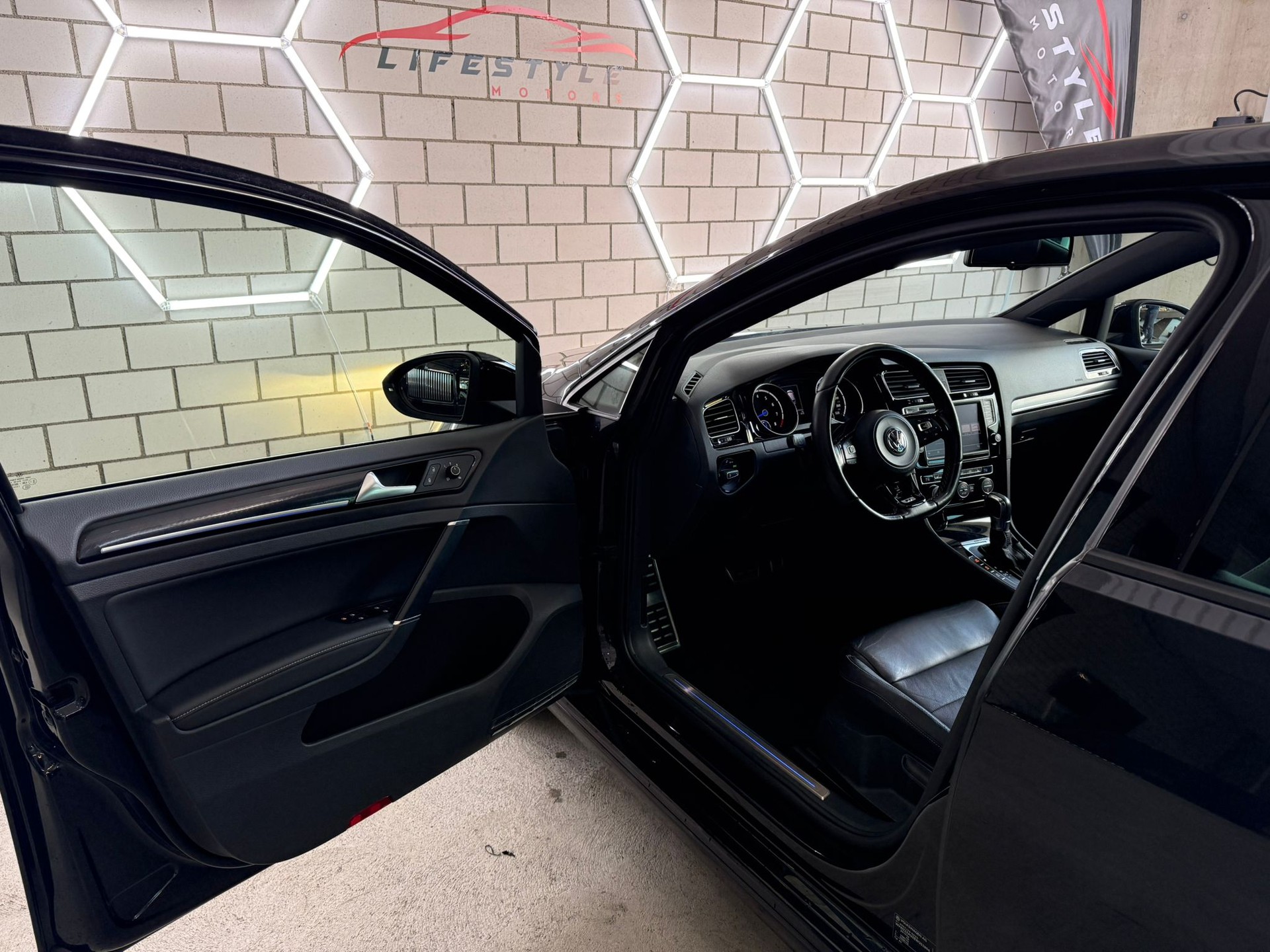 VW Golf 2.0 TSI R 4Motion DSG-image-4