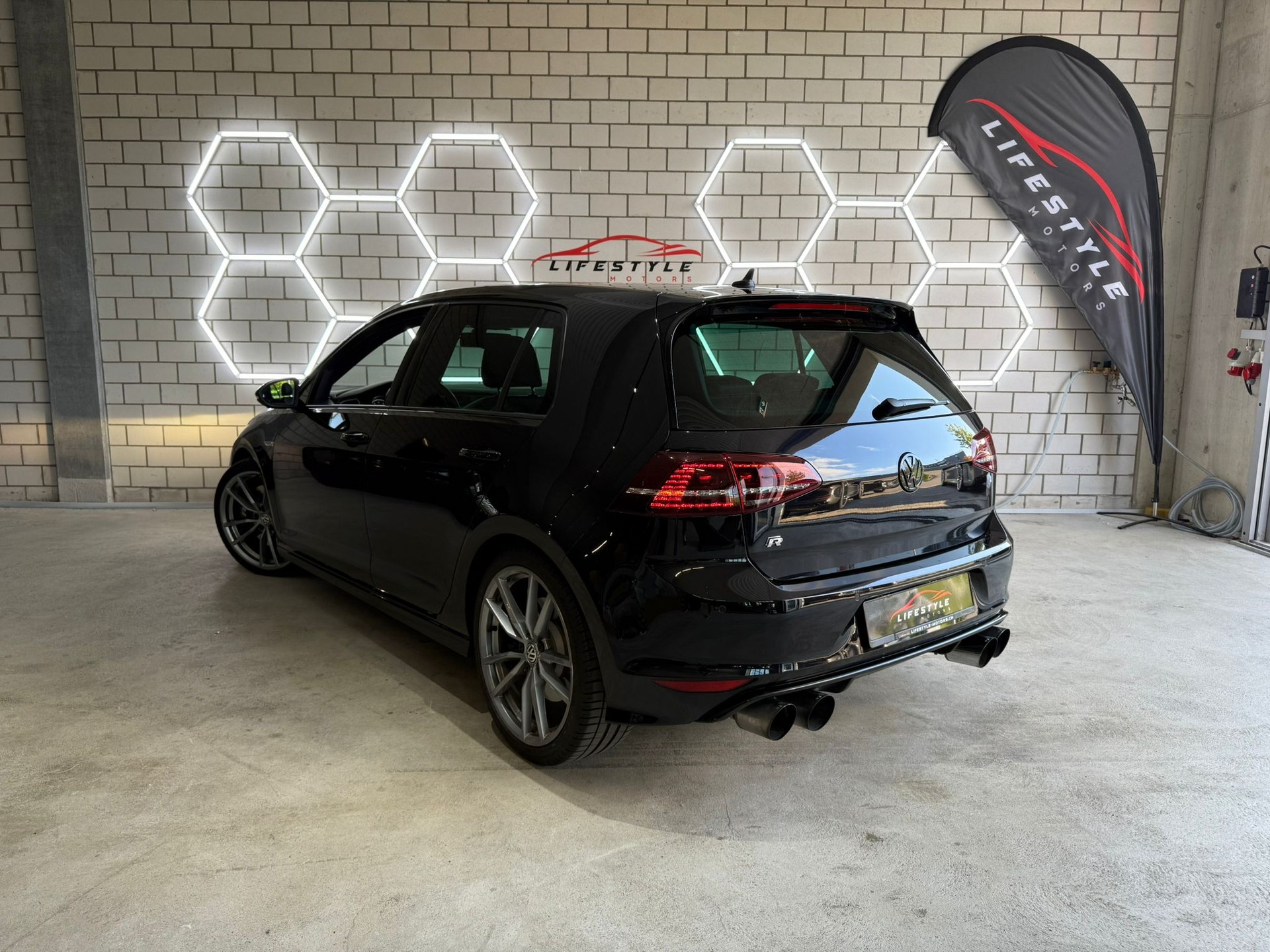 VW Golf 2.0 TSI R 4Motion DSG-image-2