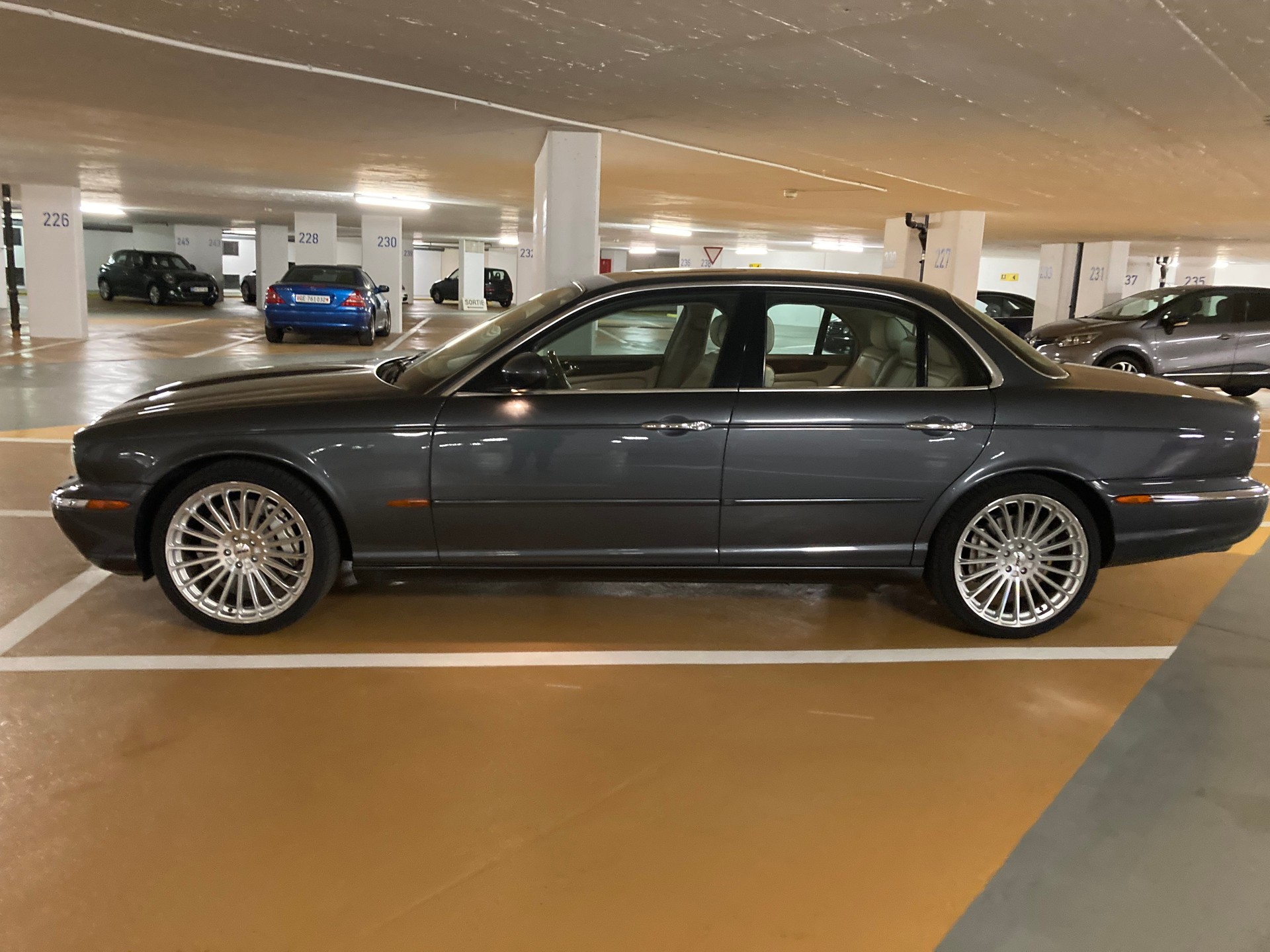 JAGUAR XJ Super V8 4.2 V8 S/C-image-1