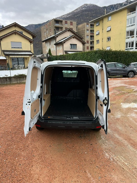 RENAULT VAN-image-5