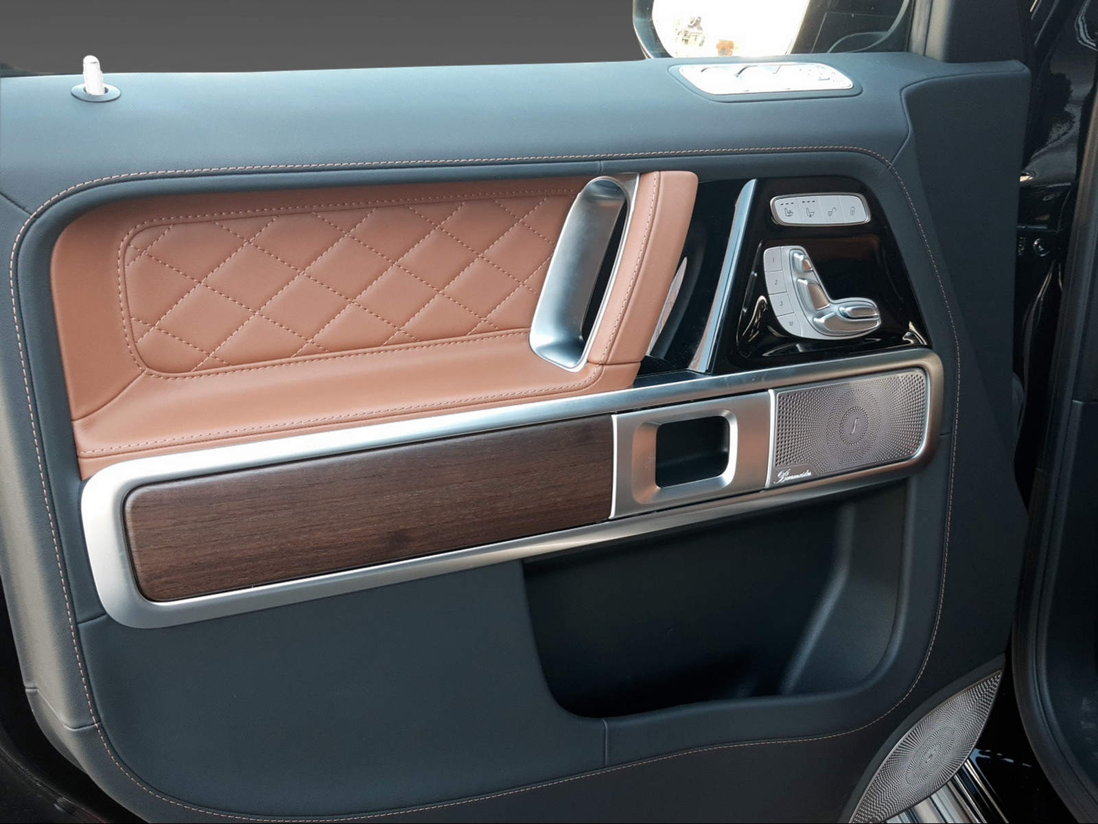 MERCEDES-BENZ G 400 d AMG-Line-image-14