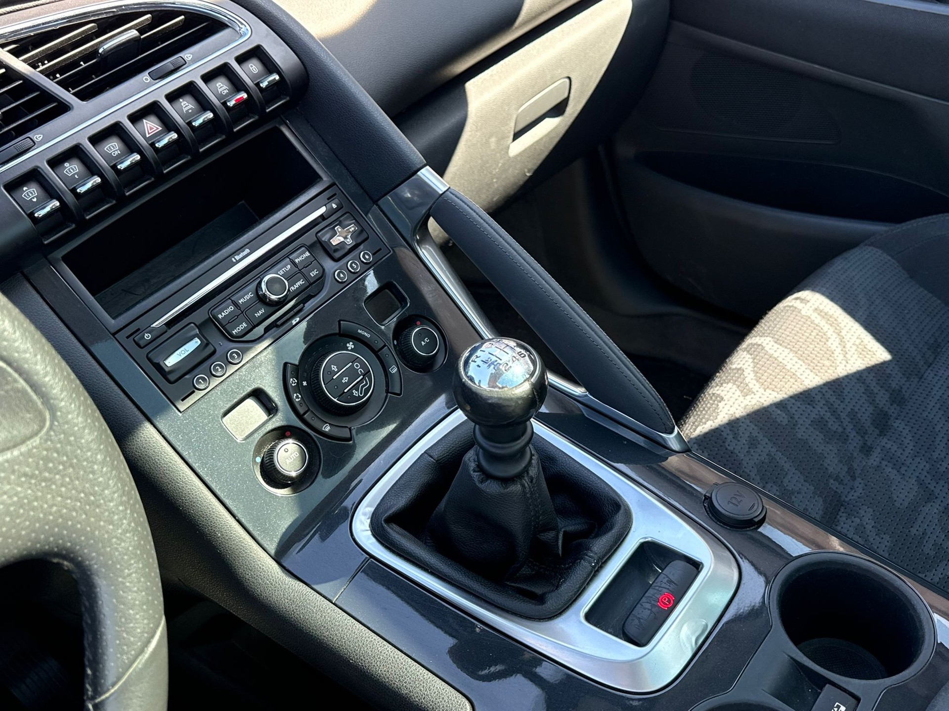 PEUGEOT 3008 1.6 16V T Platinum-image-11