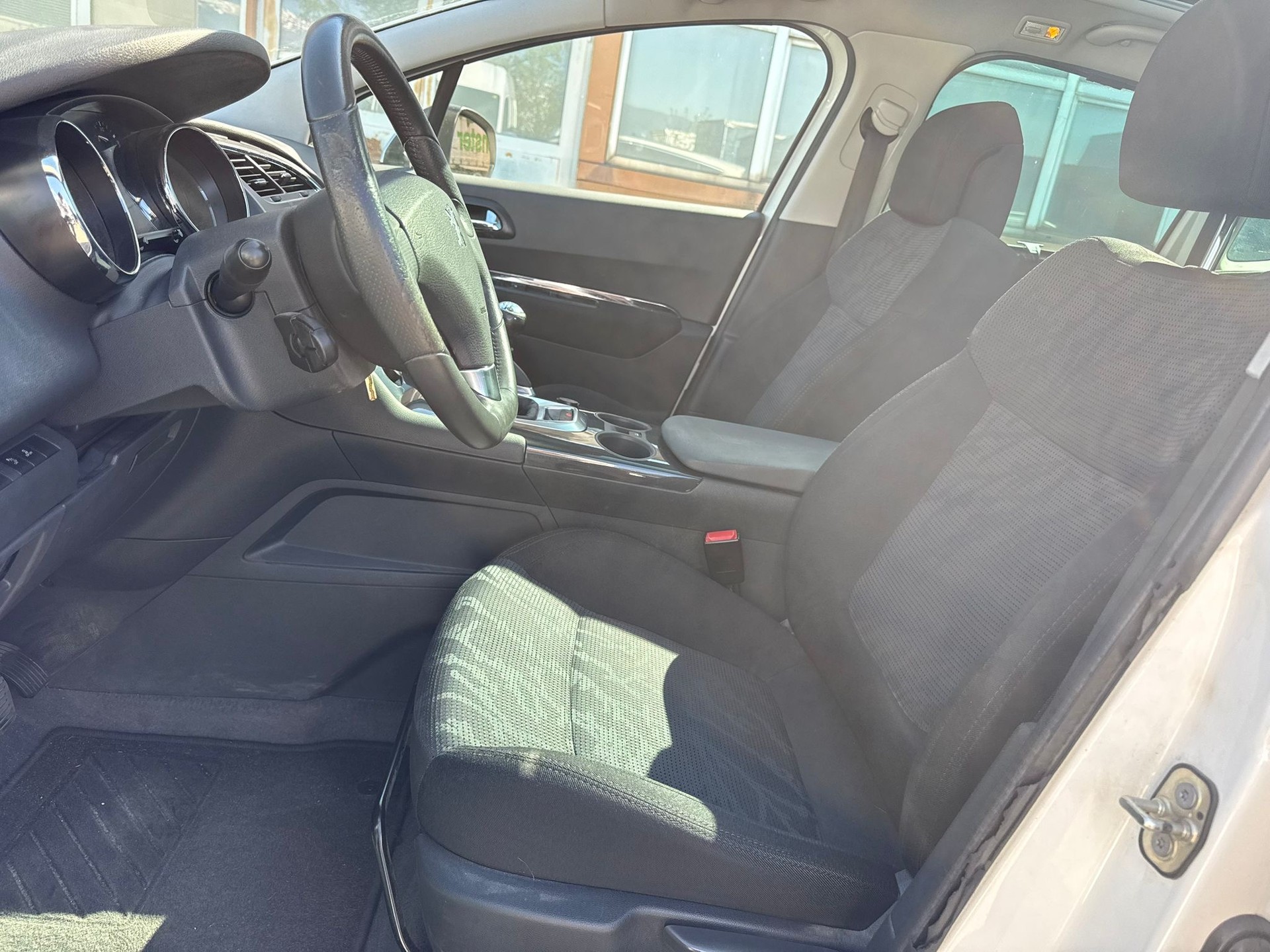 PEUGEOT 3008 1.6 16V T Platinum-image-13