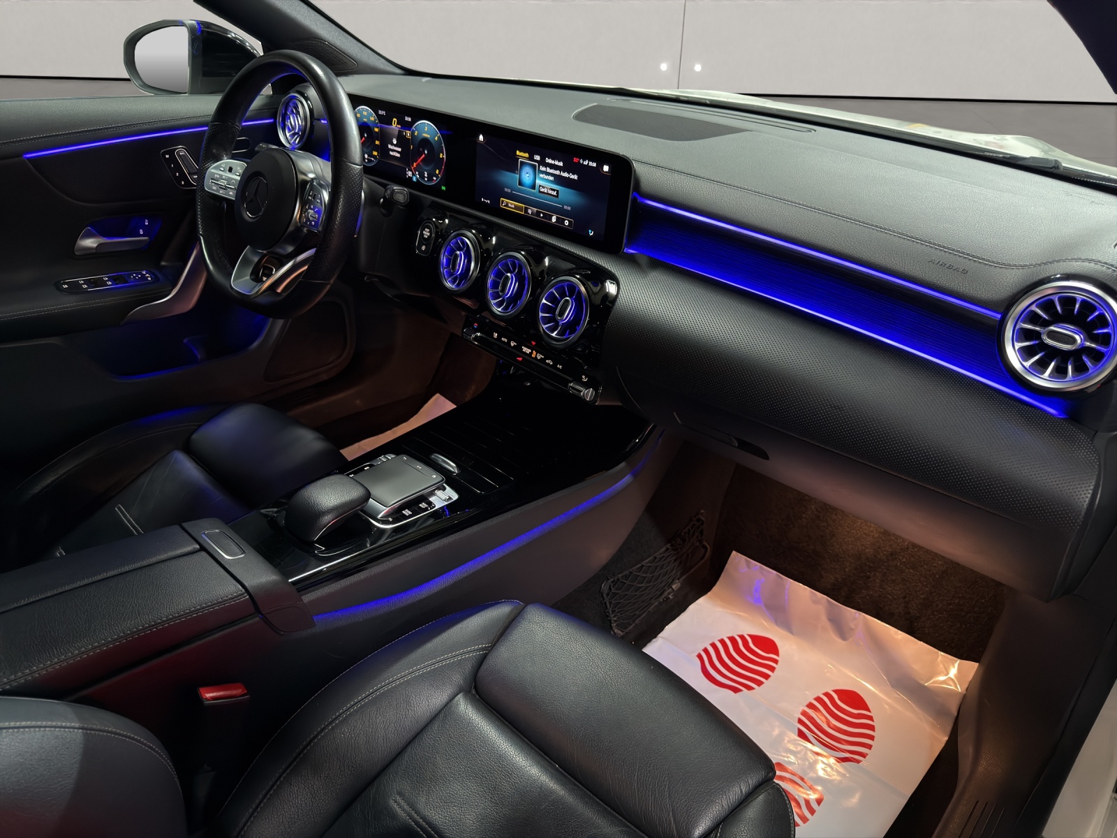 MERCEDES-BENZ CLA 200 d AMG Line 8G-DCT-image-12