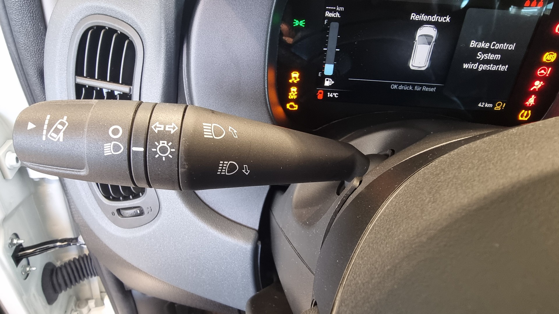 FIAT Panda 1.0 Hybrid City Life-image-9