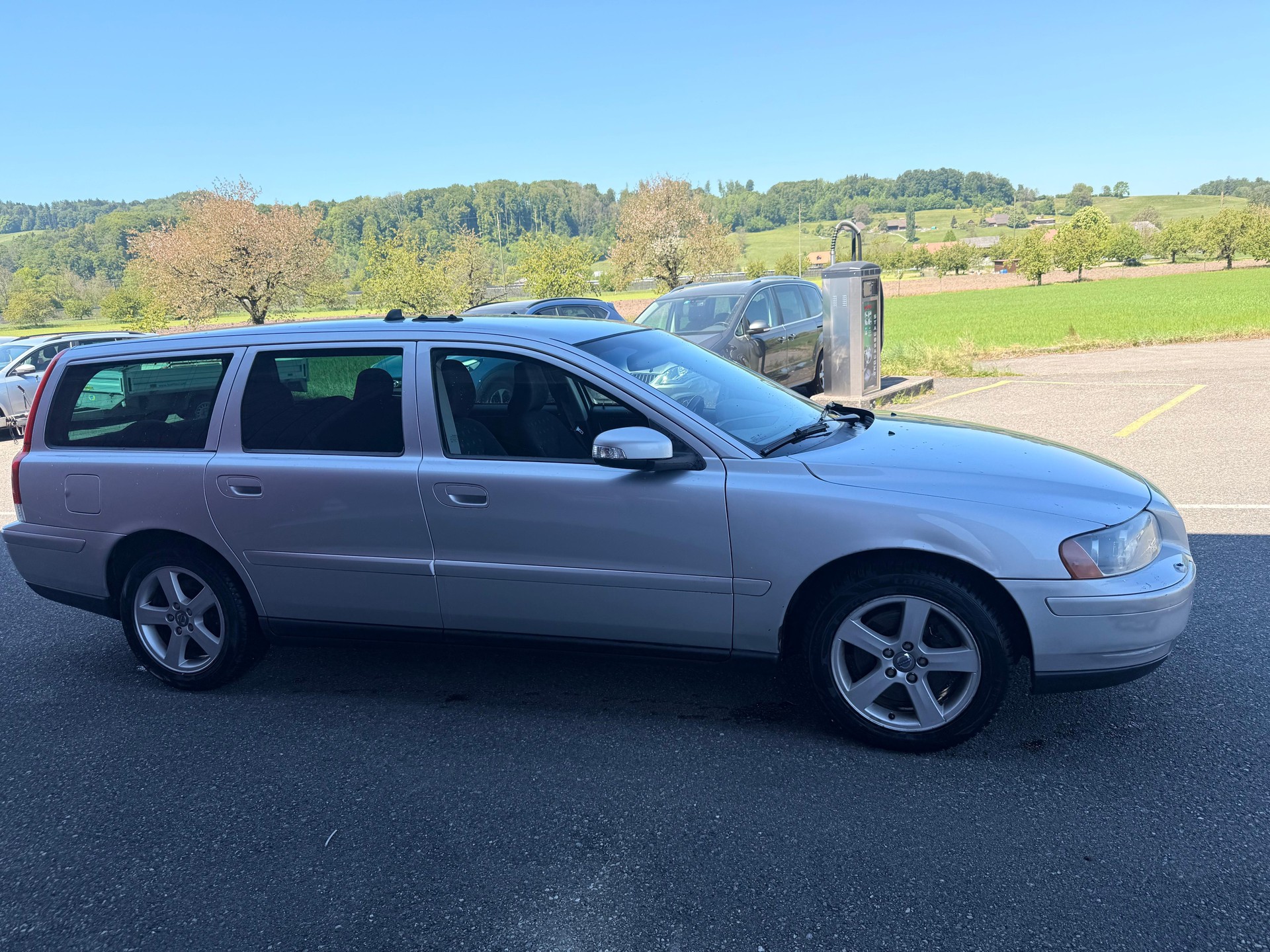 VOLVO V70 D5 AWD Summum-image-1
