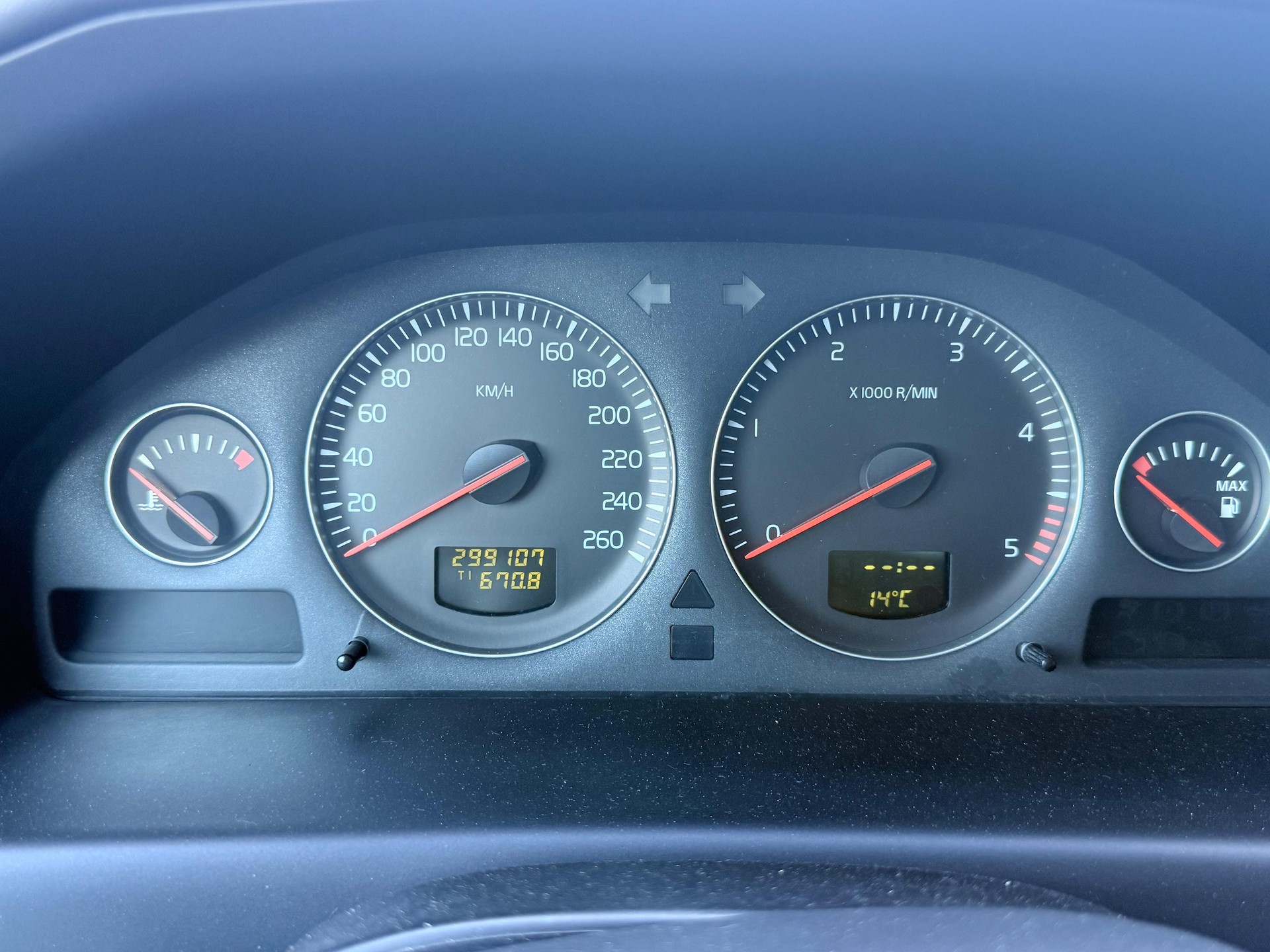 VOLVO V70 D5 AWD Summum-image-8