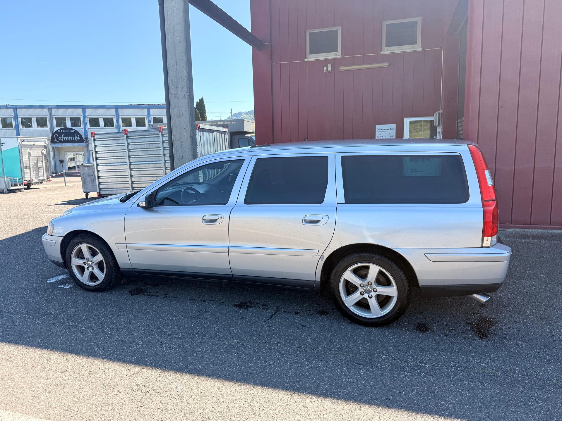 VOLVO V70 D5 AWD Summum-image-5
