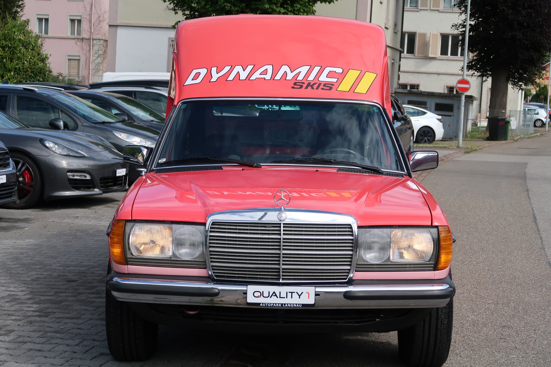 MERCEDES-BENZ 240 D-showroom-element-1
