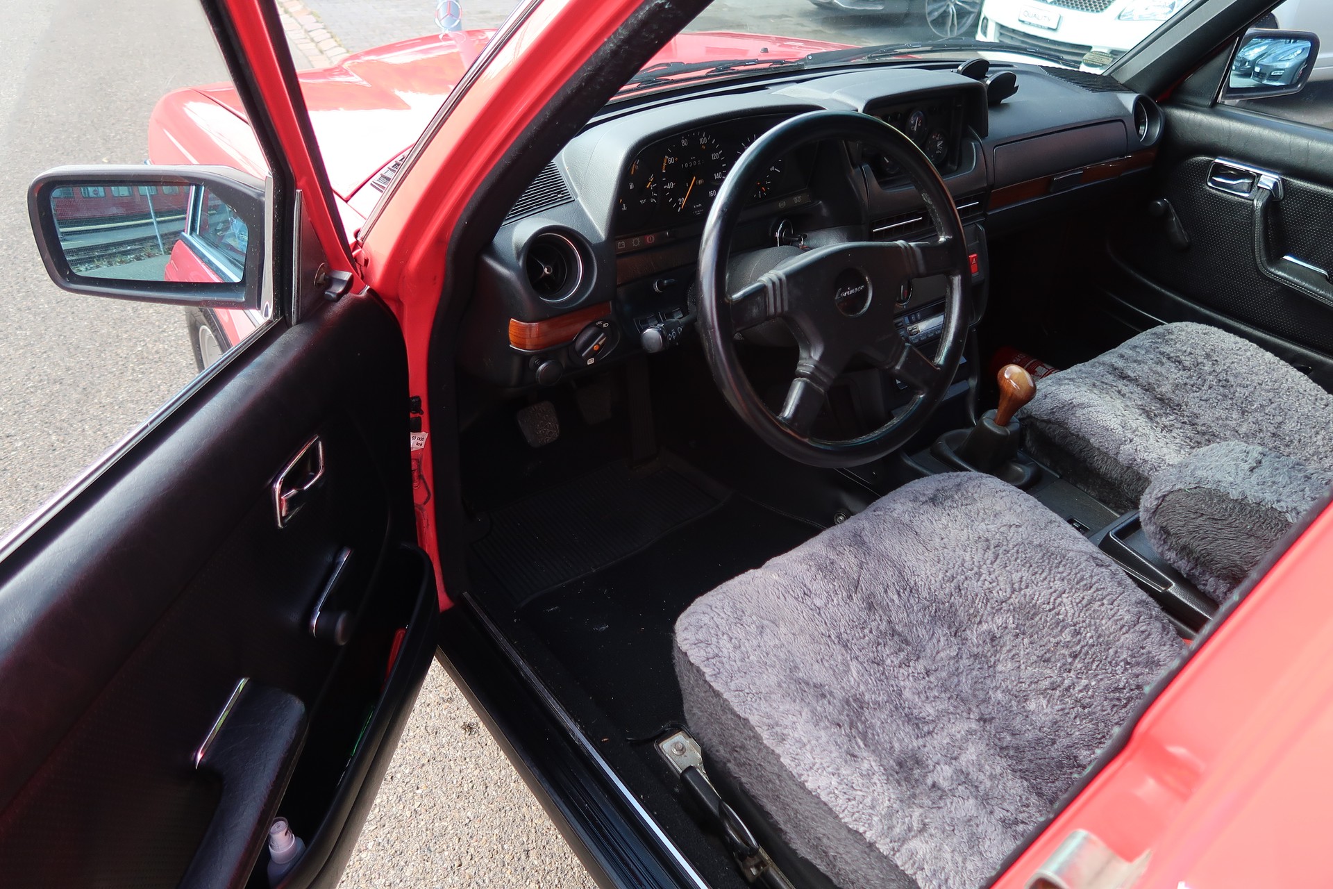 MERCEDES-BENZ 240 D-image-9