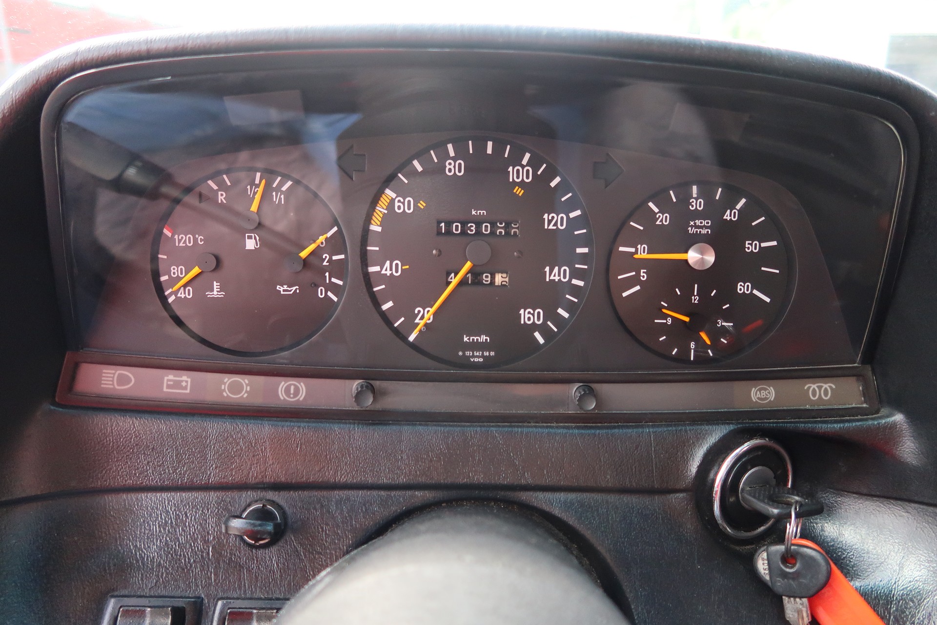 MERCEDES-BENZ 240 D-image-10