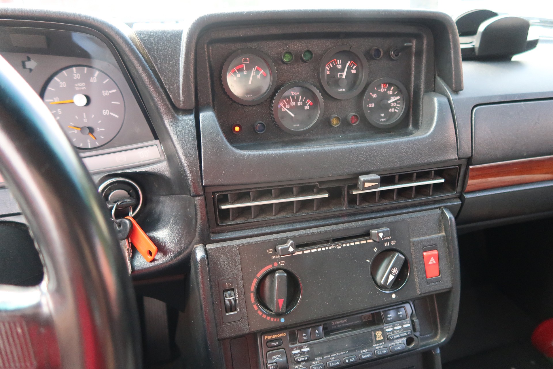 MERCEDES-BENZ 240 D-image-11