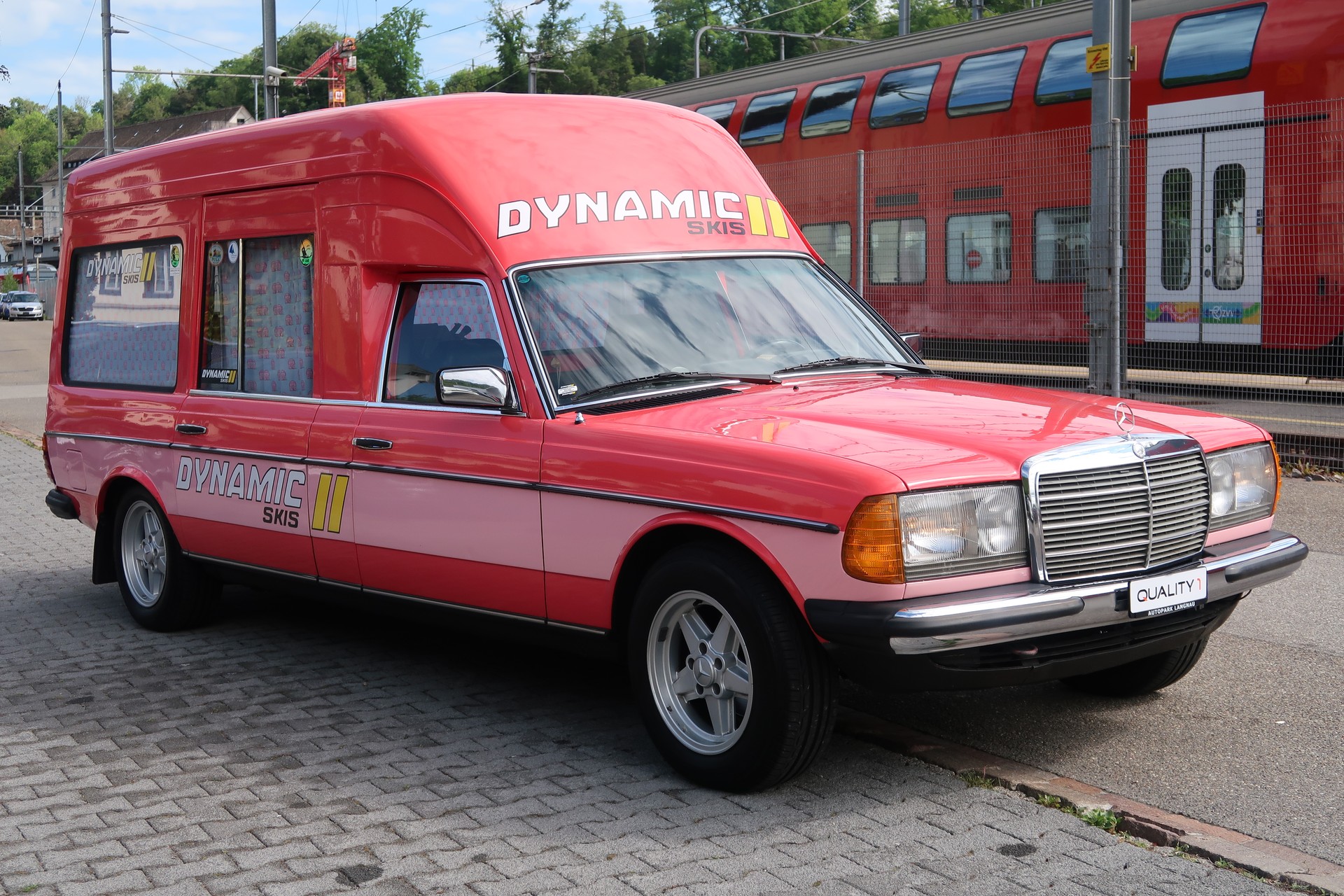 MERCEDES-BENZ 240 D-showroom-element-2