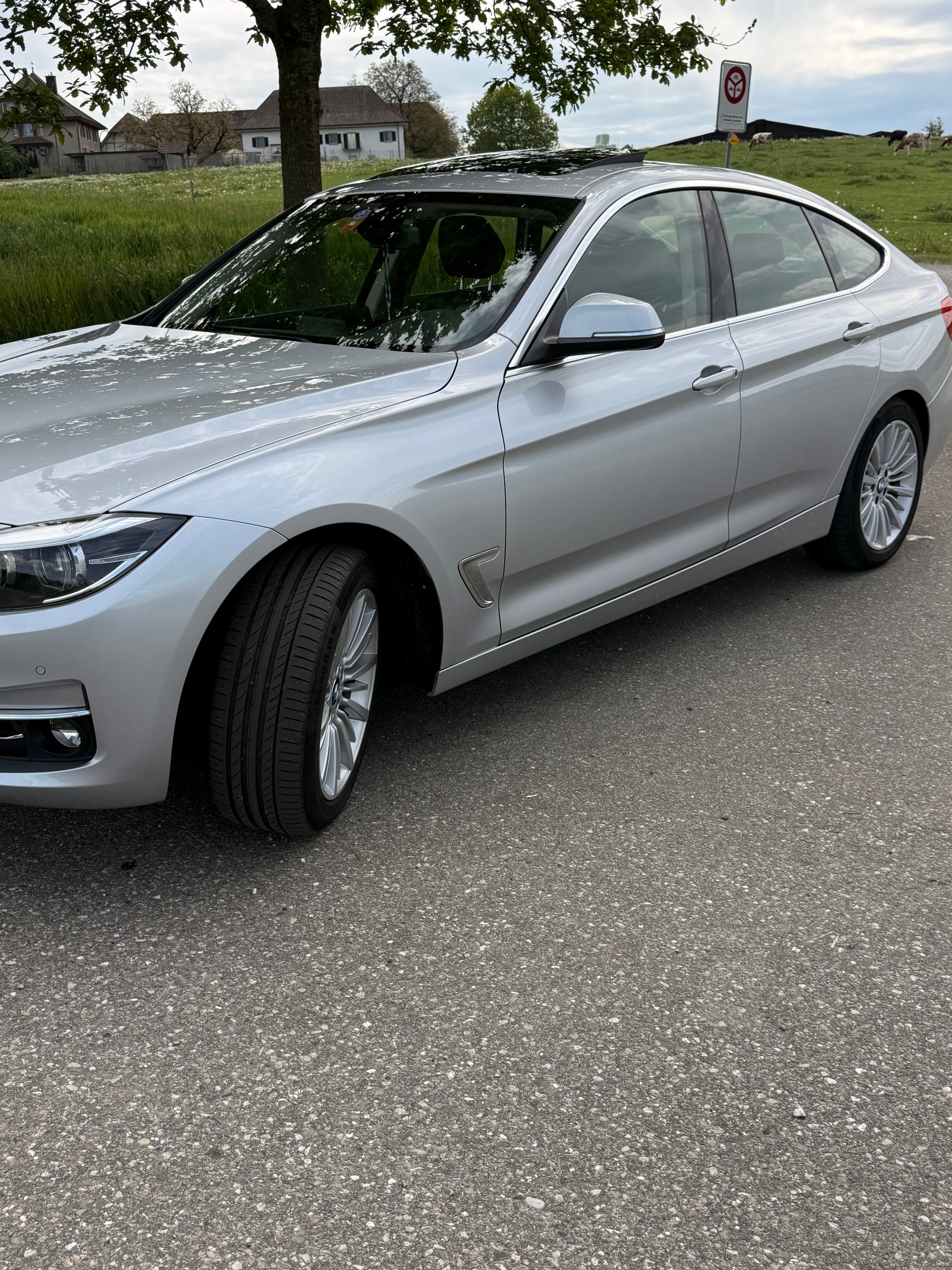 BMW 320i xDrive Gran Turismo-image-2