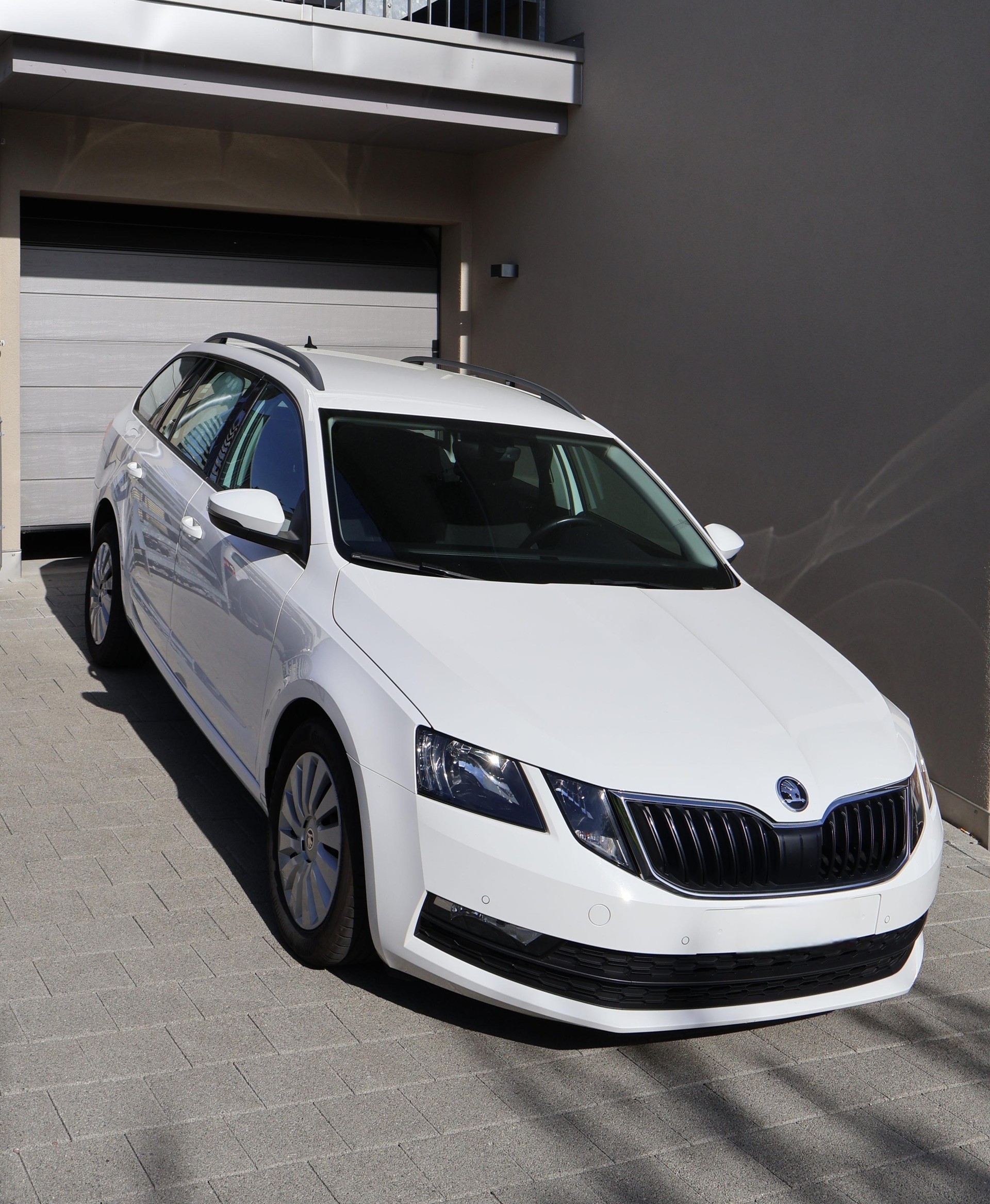 SKODA 1.6 TDI 115 Ambition DSG-image-1