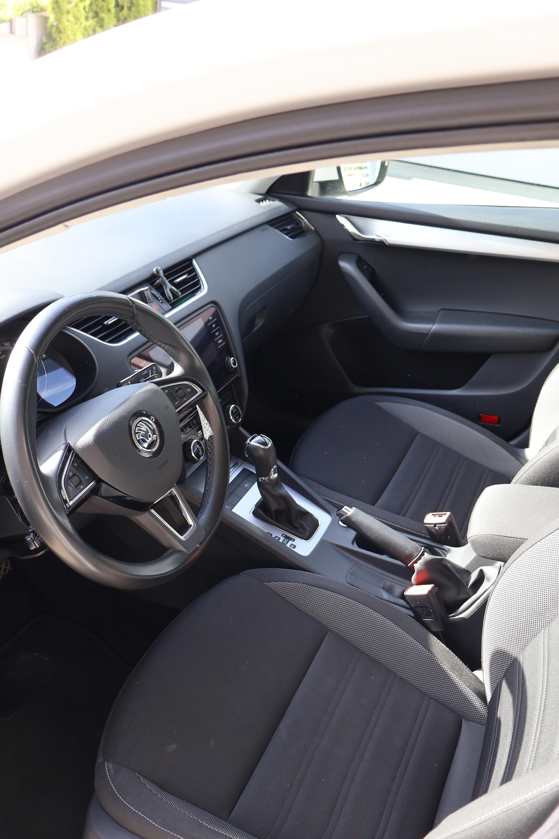 SKODA 1.6 TDI 115 Ambition DSG-image-8