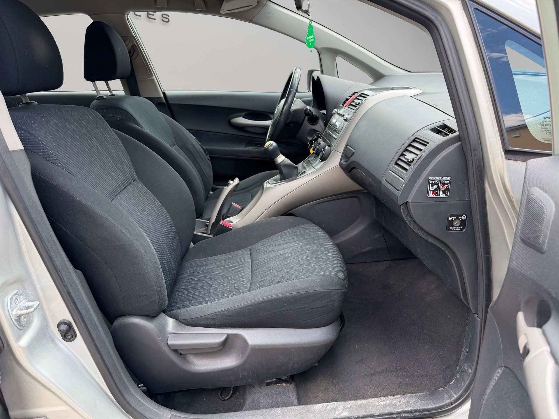 TOYOTA Auris 1.6 Linea Luna-image-11