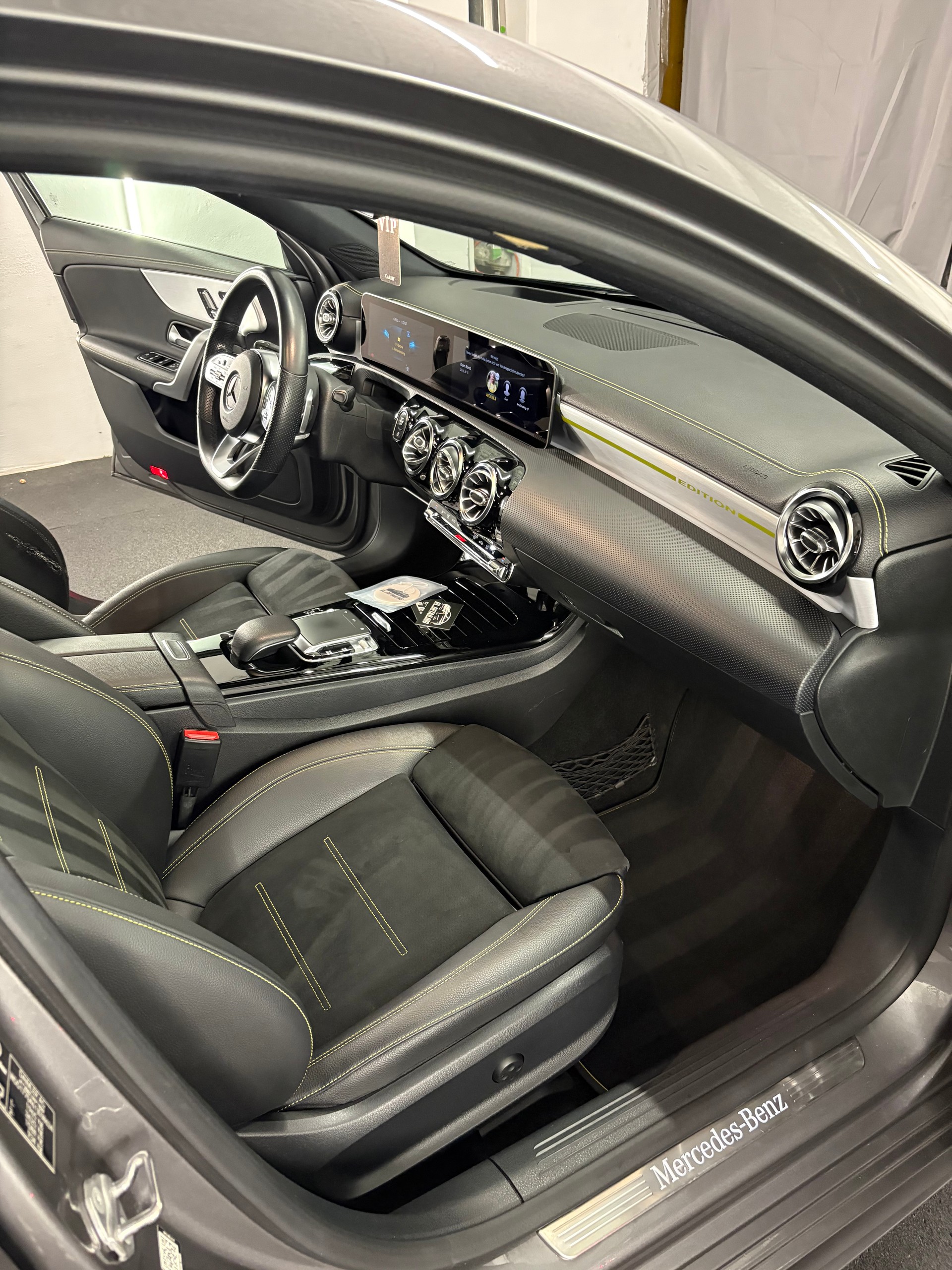 MERCEDES-BENZ A 250 AMG Line Edition 1-image-4
