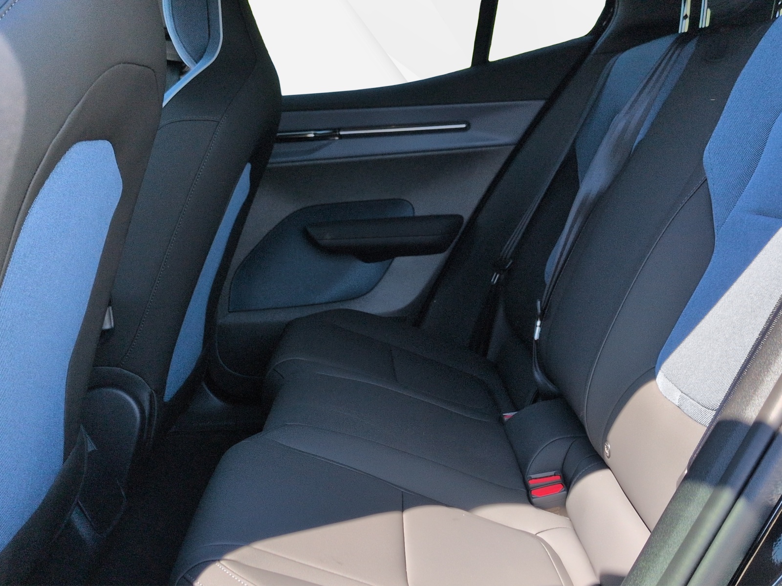 VOLVO EX 30 E60 Plus Swiss Black Edition-image-13