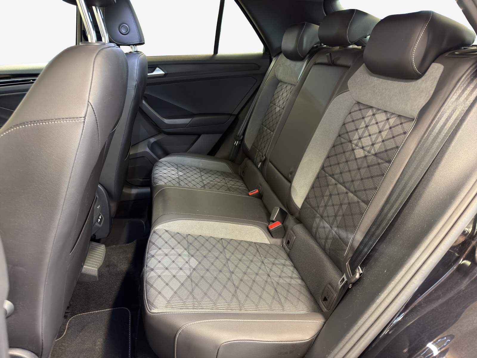 VW T-Roc 2.0 TSI R-Line DSG 4Motion-image-11