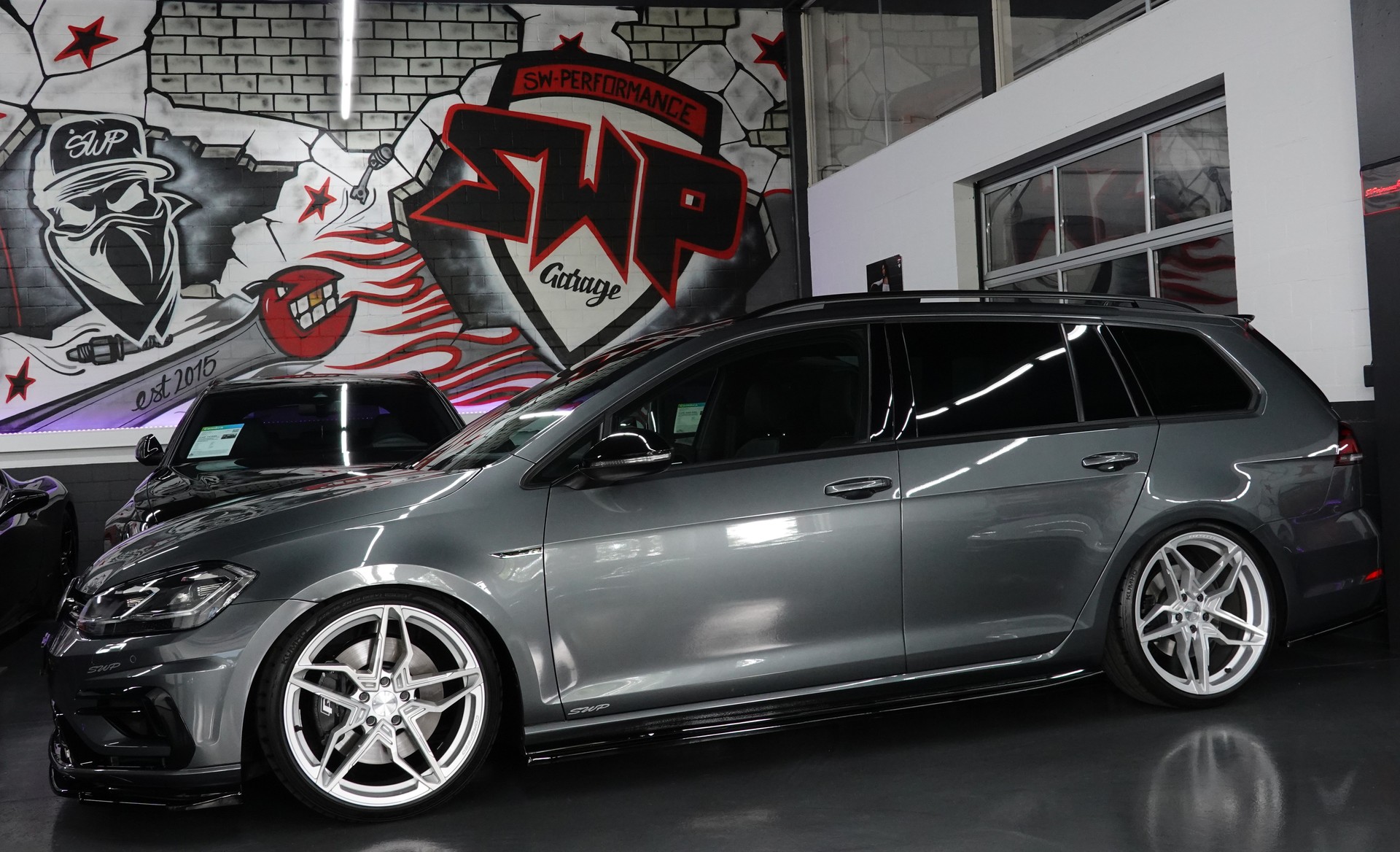 VW GOLF VARIANT 2.0 TSI R 4MOTION DSG DEEP ON TOP-showroom-element-1