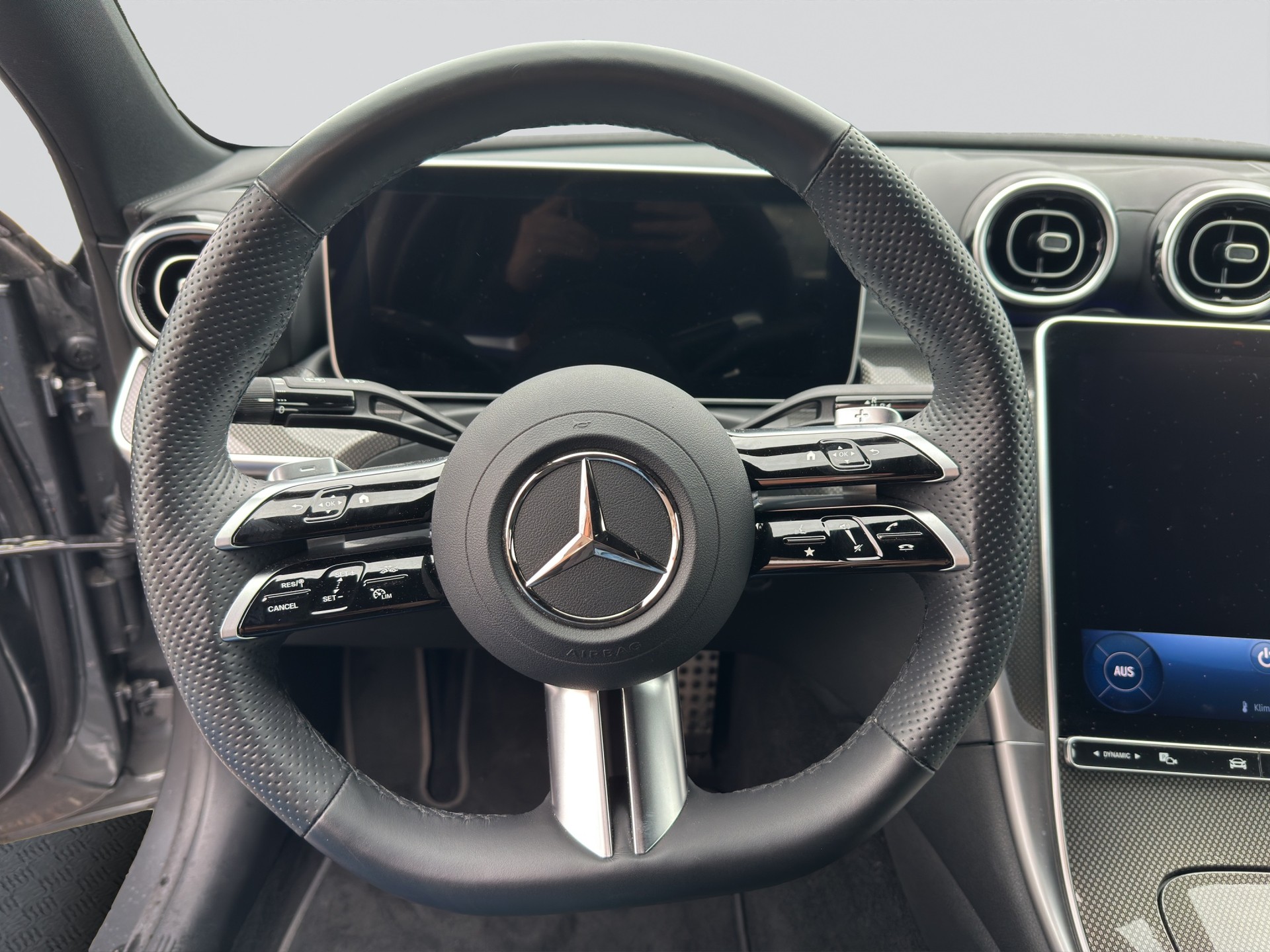 MERCEDES-BENZ C 220 d AMG Line-image-10