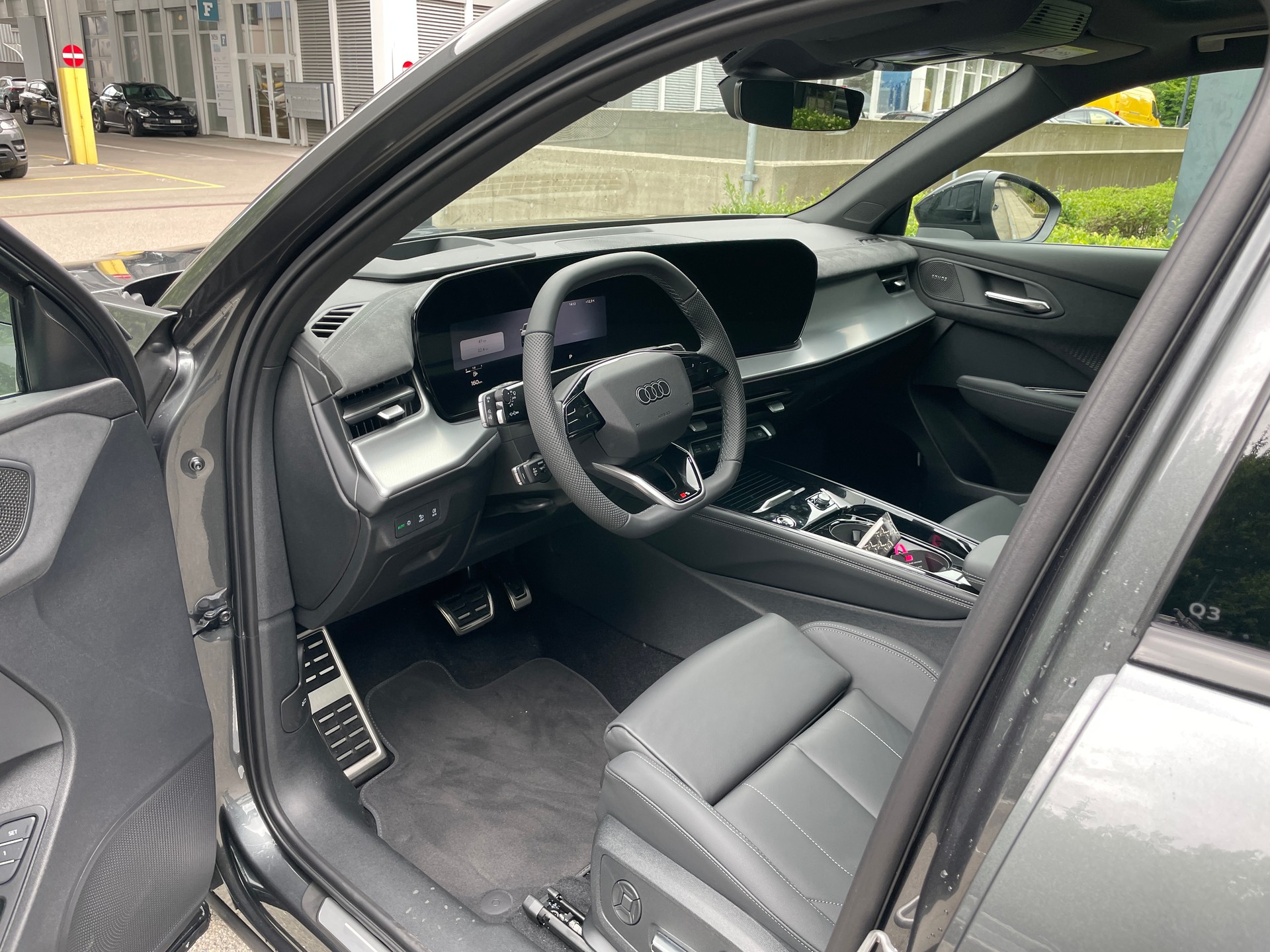 AUDI Q3 SUV TFSI quattro 150 kW S tronic S-Line-image-11