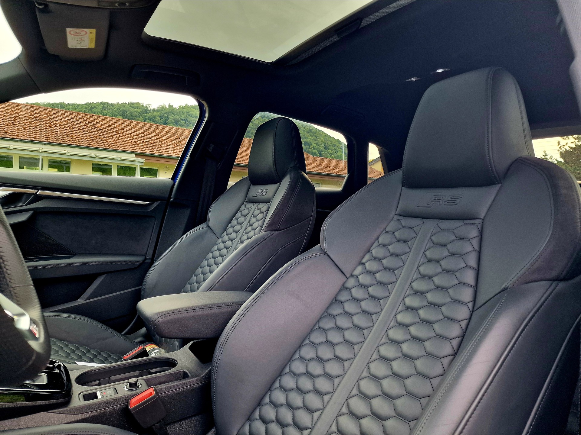 AUDI RS3 8Y | Nogaroblau (Audi Exclusive) | CH-Fahrzeug mit Herstellergarantie & Top-Ausstattung | 8-fach bereift | Leasing möglich-image-8