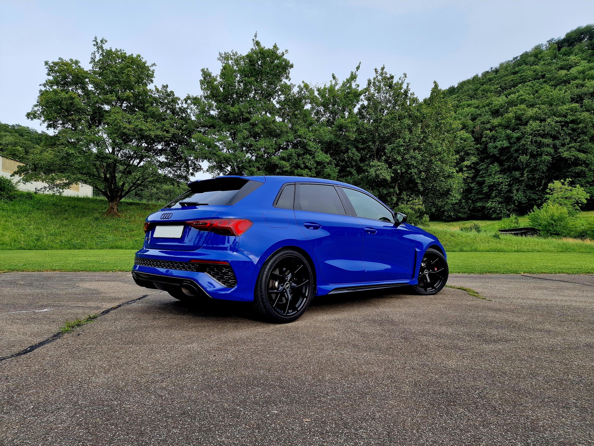 AUDI RS3 8Y | Nogaroblau (Audi Exclusive) | CH-Fahrzeug mit Herstellergarantie & Top-Ausstattung | 8-fach bereift | Leasing möglich-image-2