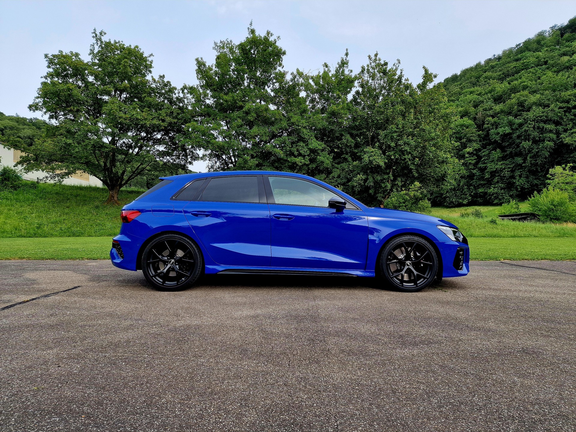 AUDI RS3 8Y | Nogaroblau (Audi Exclusive) | CH-Fahrzeug mit Herstellergarantie & Top-Ausstattung | 8-fach bereift | Leasing möglich-image-1