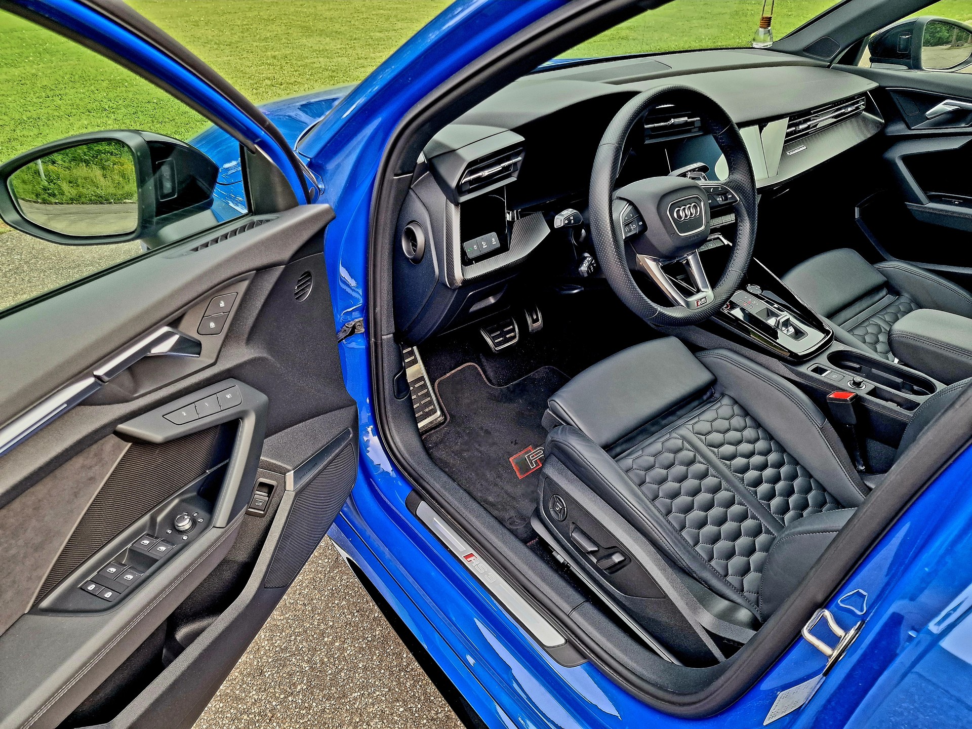 AUDI RS3 8Y | Nogaroblau (Audi Exclusive) | CH-Fahrzeug mit Herstellergarantie & Top-Ausstattung | 8-fach bereift | Leasing möglich-image-6