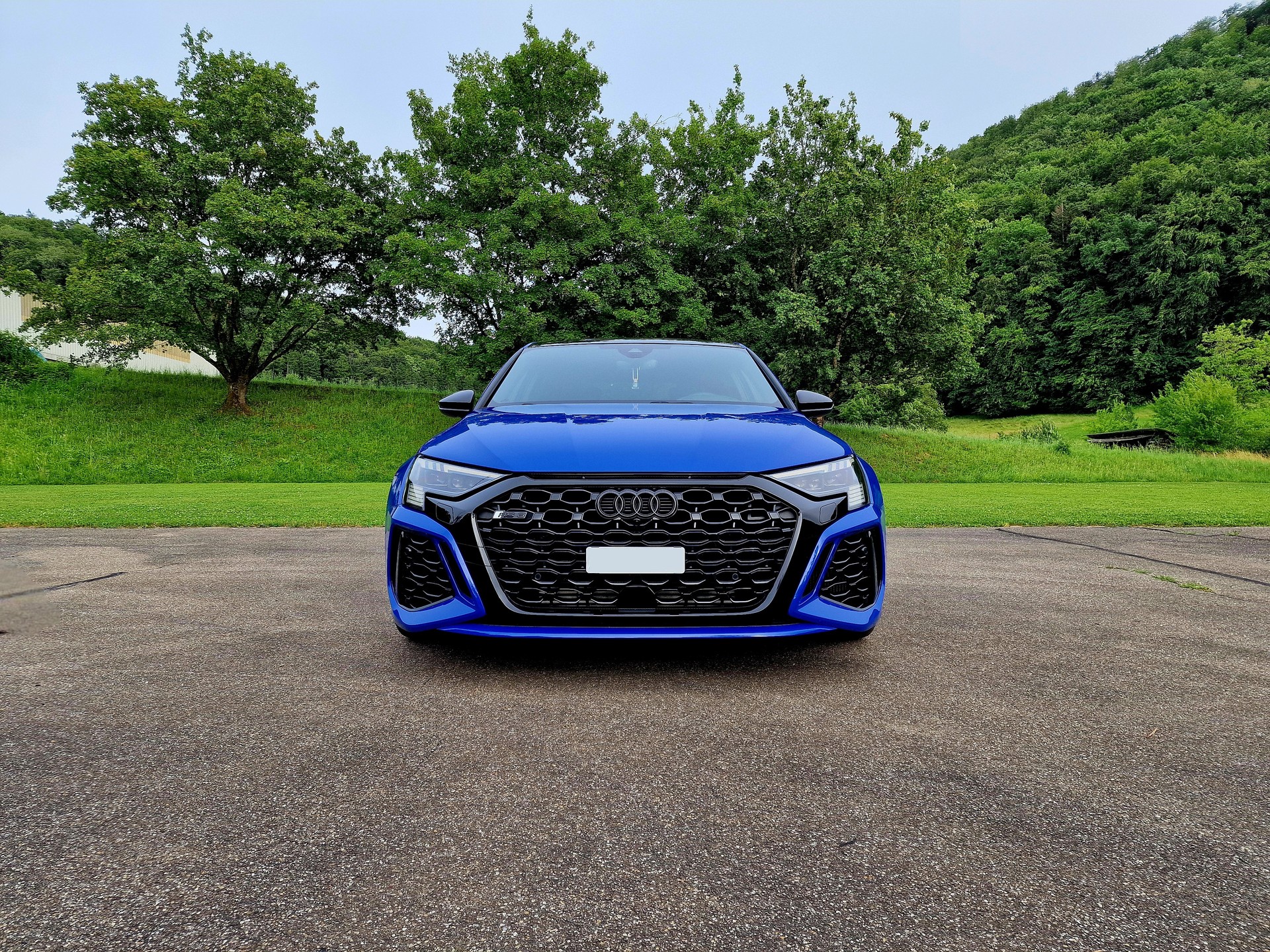 AUDI RS3 8Y | Nogaroblau (Audi Exclusive) | CH-Fahrzeug mit Herstellergarantie & Top-Ausstattung | 8-fach bereift | Leasing möglich-image-4