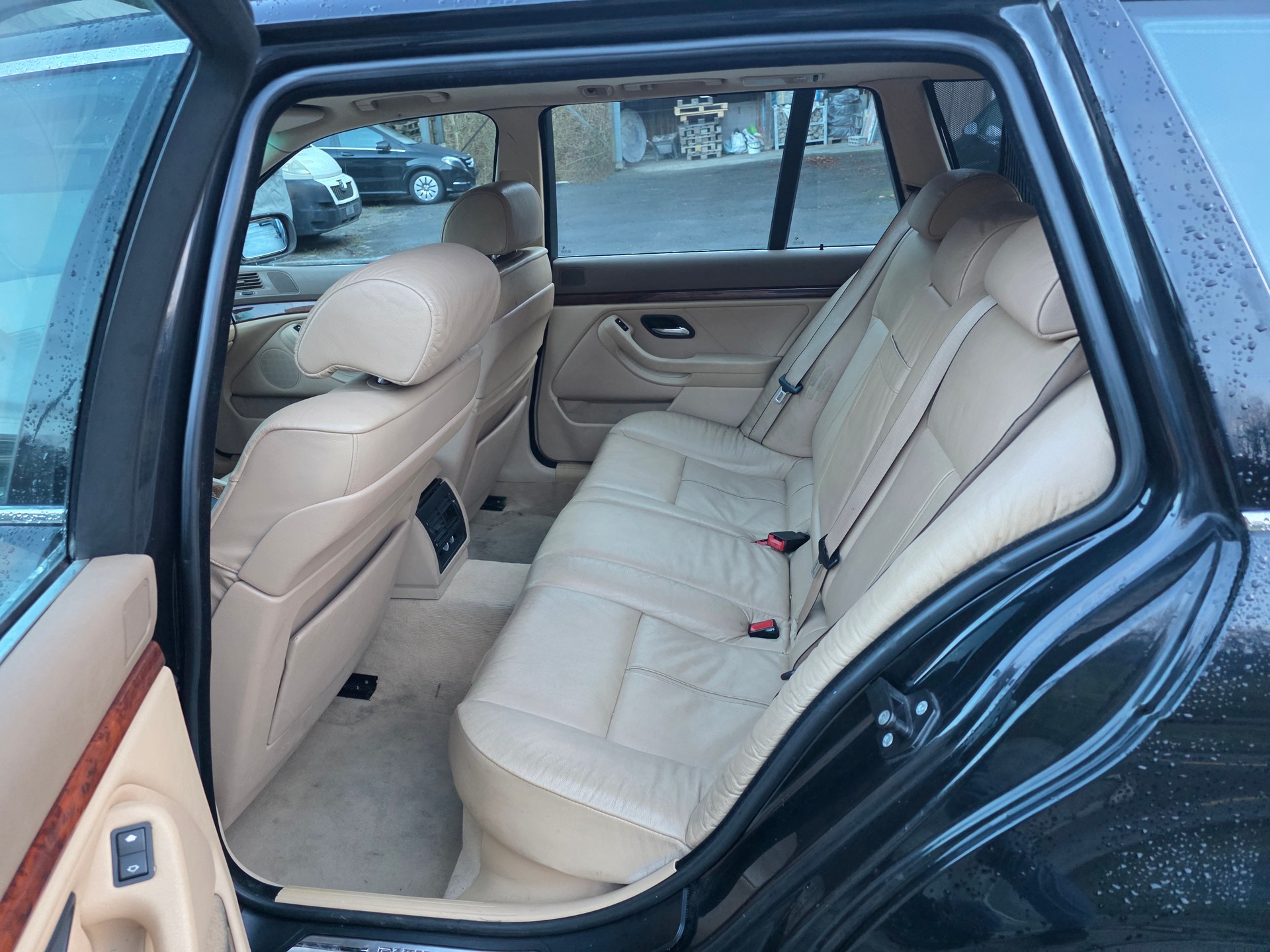 BMW 540i Touring-image-10