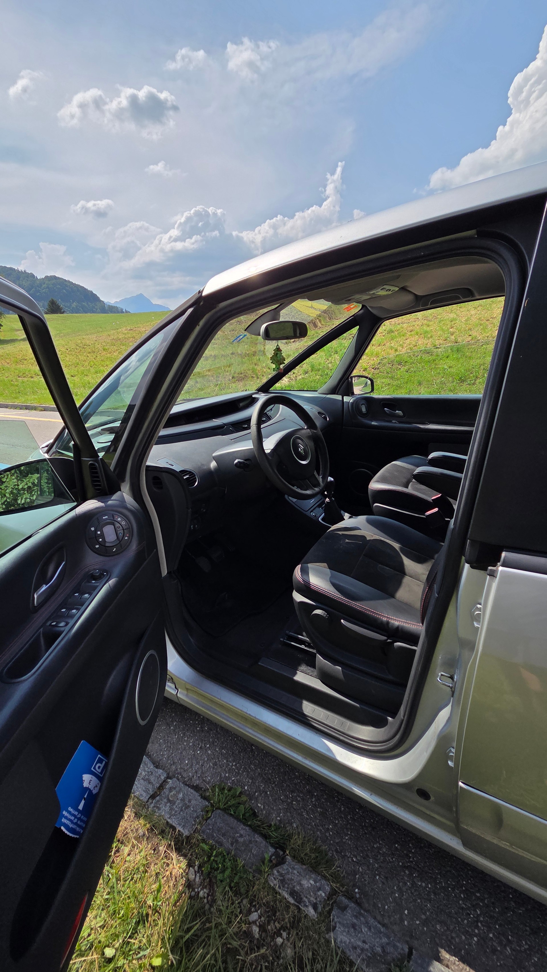 RENAULT 2.0 dCi 173 Swiss Edition-image-3