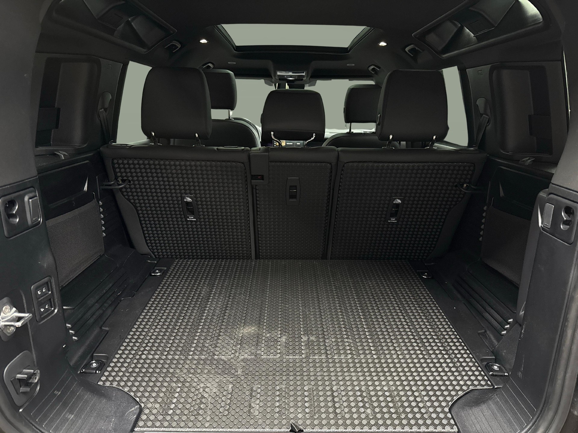 LAND ROVER Defender 110 3.0 D I6 250 X-Dynamic SE-image-11