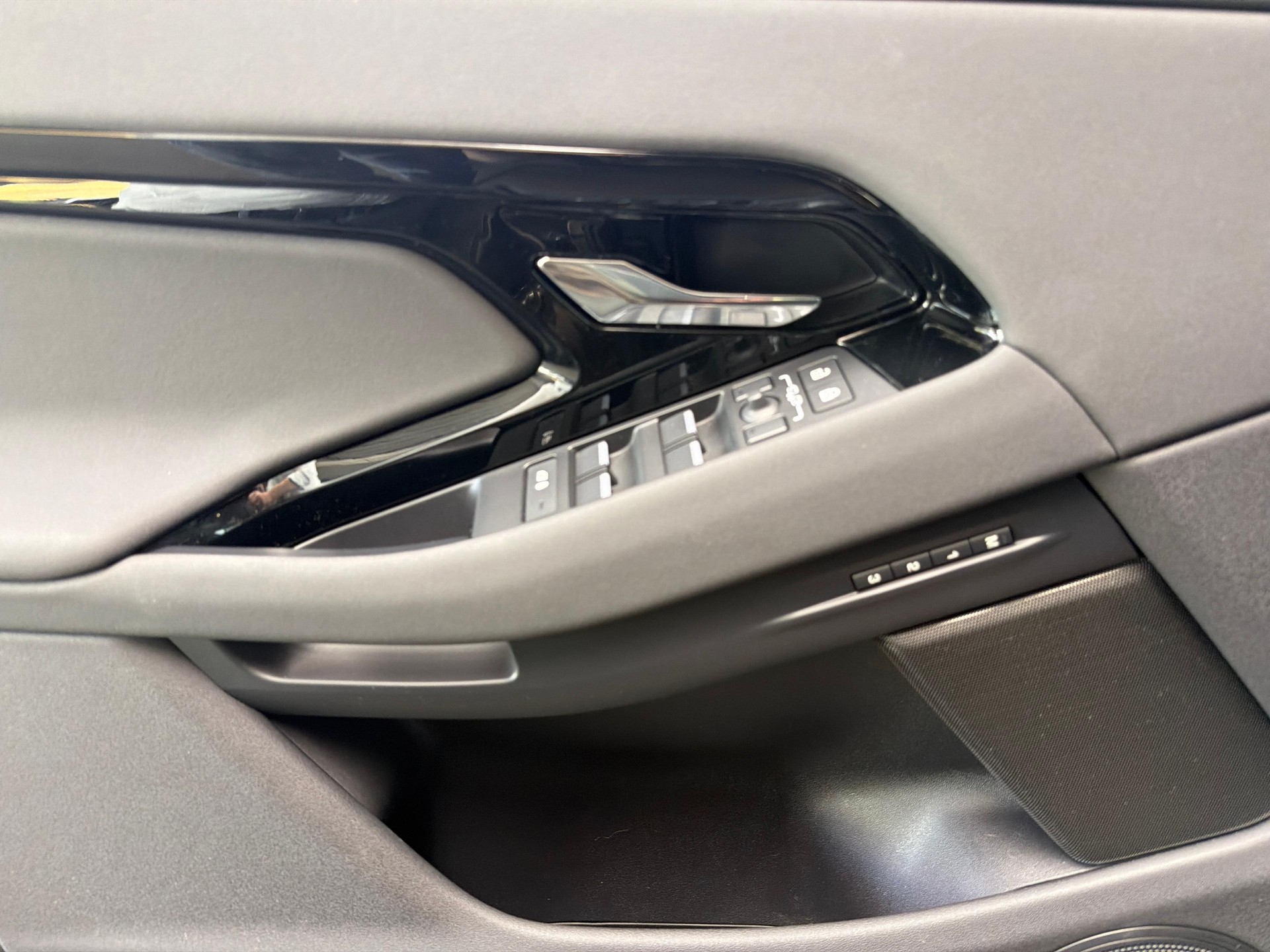 LAND ROVER Range Rover Evoque 1.5 T 270e Dynamic SE Plug In Hybrid-image-13