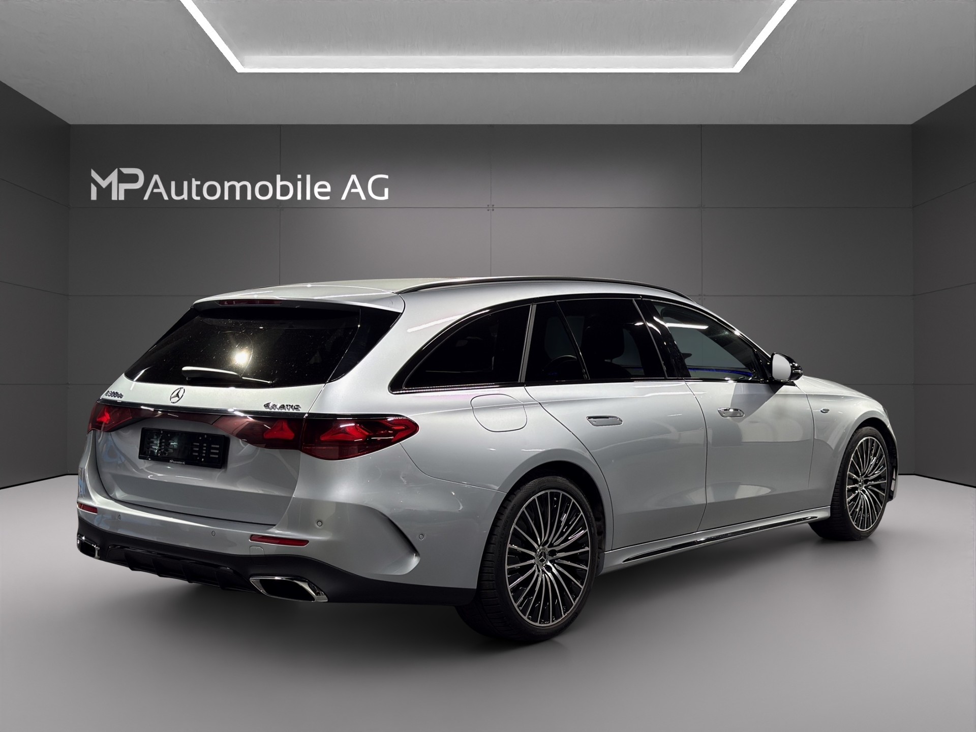 MERCEDES-BENZ E 300 de T 4Matic EQ Hybrid 9G-Tronic AMG Line-image-2