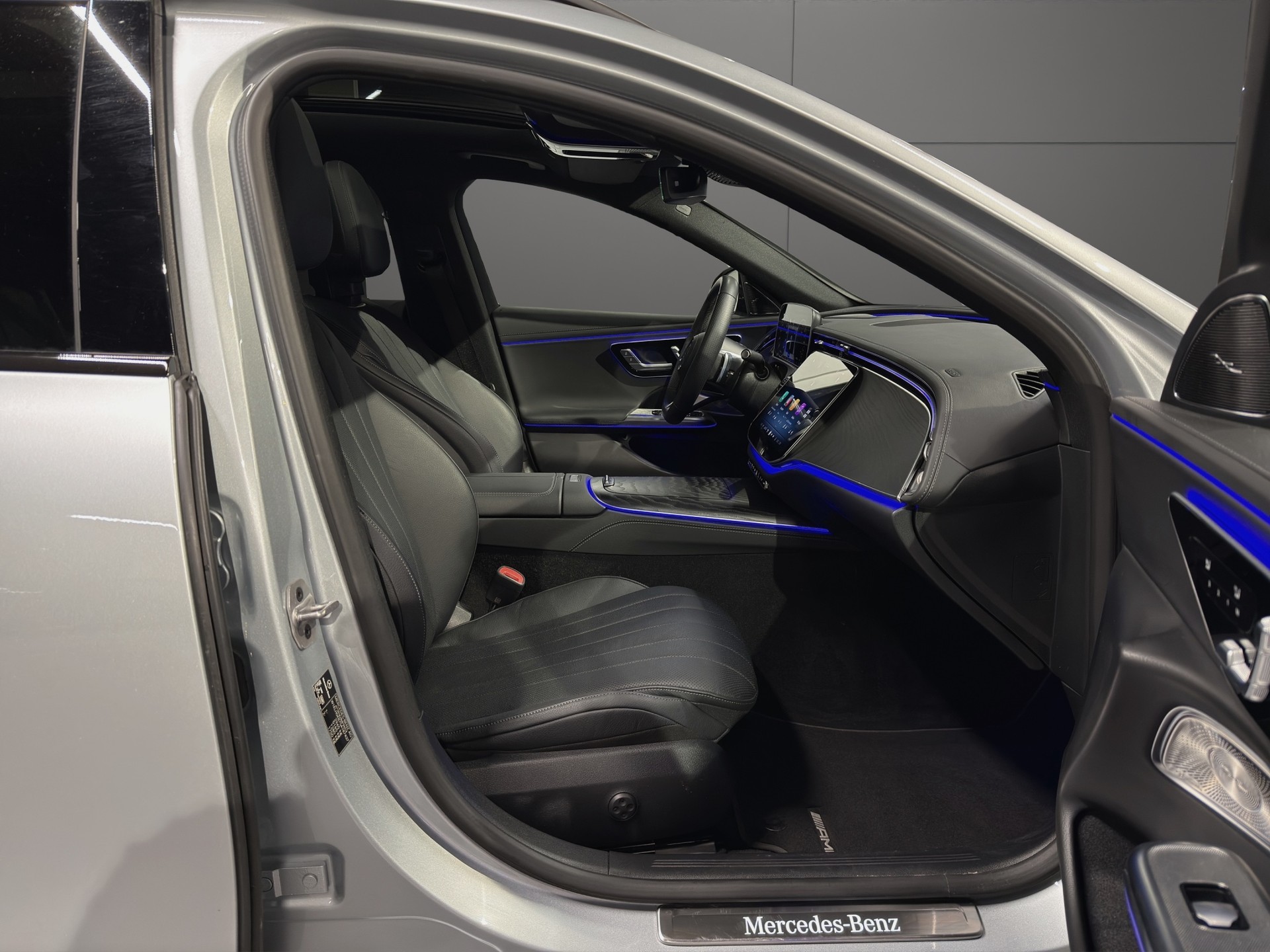 MERCEDES-BENZ E 300 de T 4Matic EQ Hybrid 9G-Tronic AMG Line-image-11