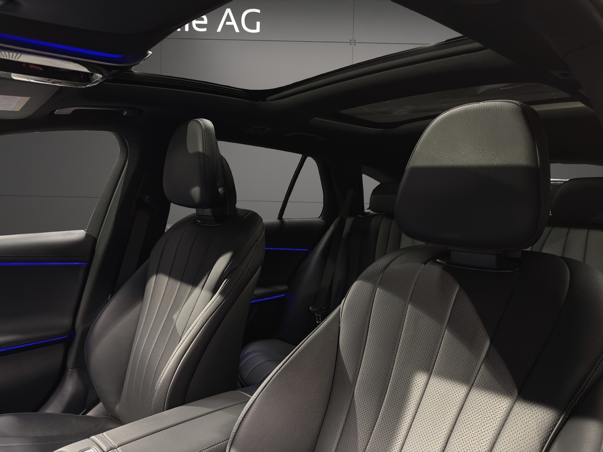 MERCEDES-BENZ E 300 de T 4Matic EQ Hybrid 9G-Tronic AMG Line-image-9