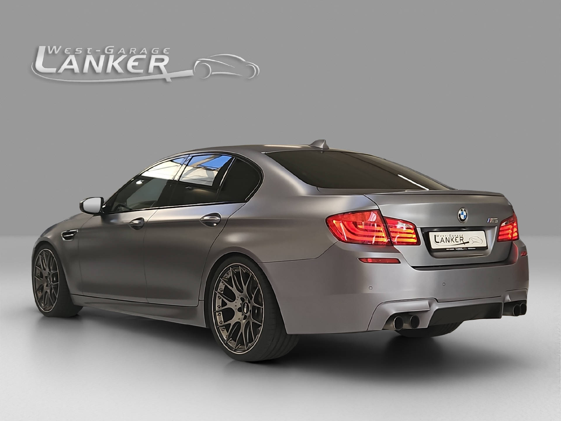 BMW M5-showroom-element-3
