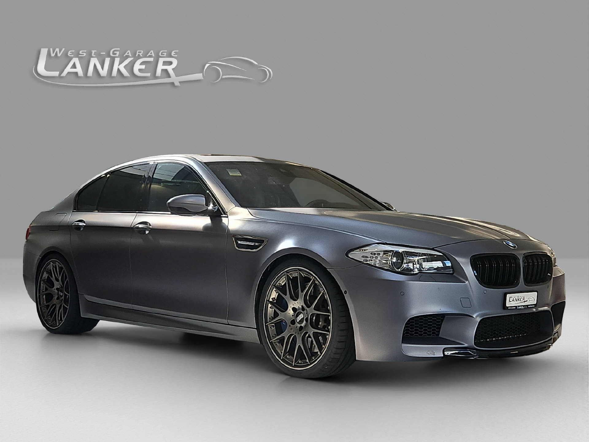 BMW M5-showroom-element-1