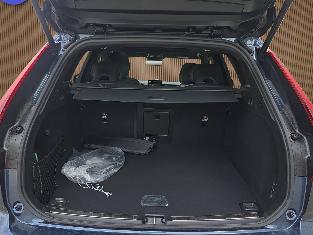 VOLVO XC60 2.0 T8 TE Black Edition eAWD-image-14