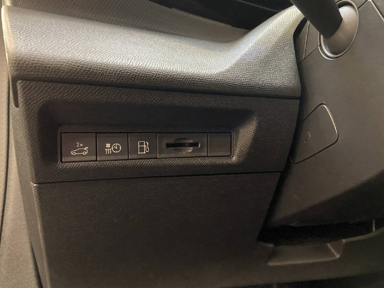 PEUGEOT 408 1.6 PHEV 180 GT-image-10