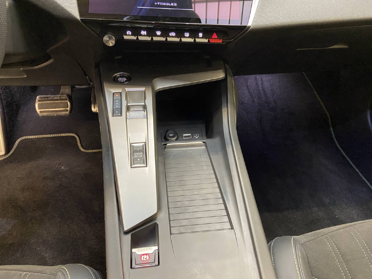 PEUGEOT 408 1.6 PHEV 180 GT-image-8